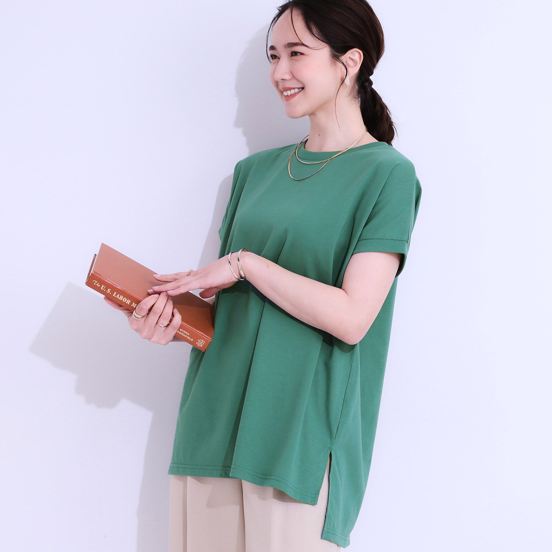 SHOO･LA･RUE「【洗える/S-LL/ひんやり/UV】汗をかいても気になりにくい スリットトップス」|Tシャツ・カットソー|グリーン(022)