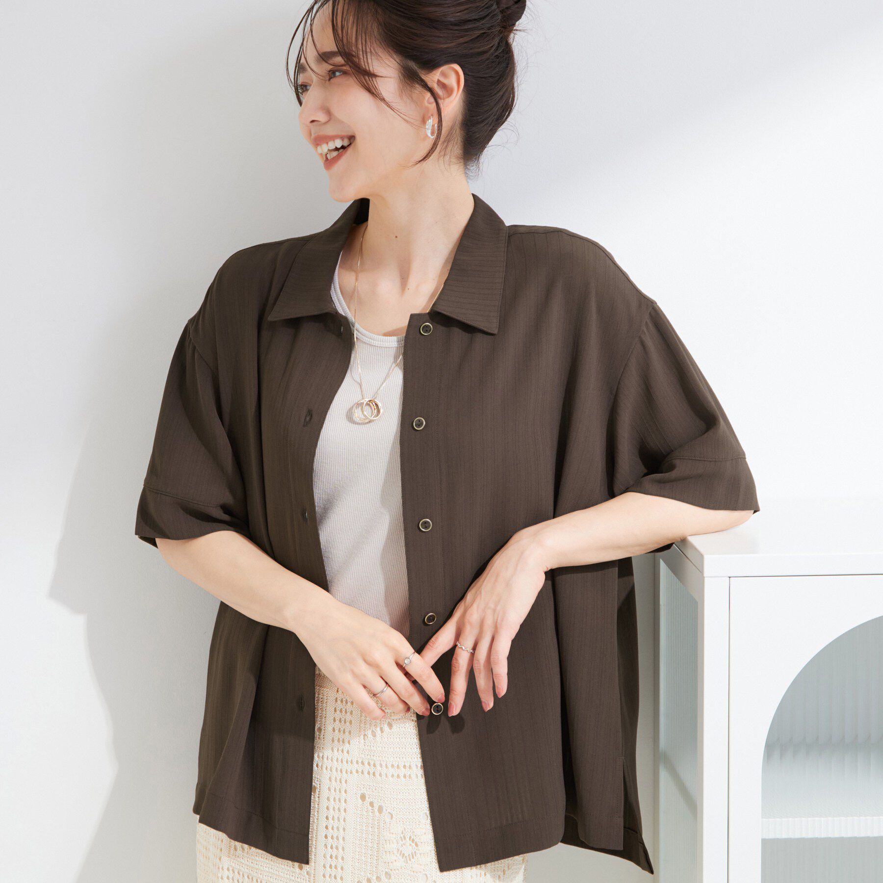 SHOO･LA･RUE「【通気性〇/ひんやり/S-LL】洗濯後しわになりにくい とろみストライプシャツ」|シャツ・ブラウス|ブラウン(044)