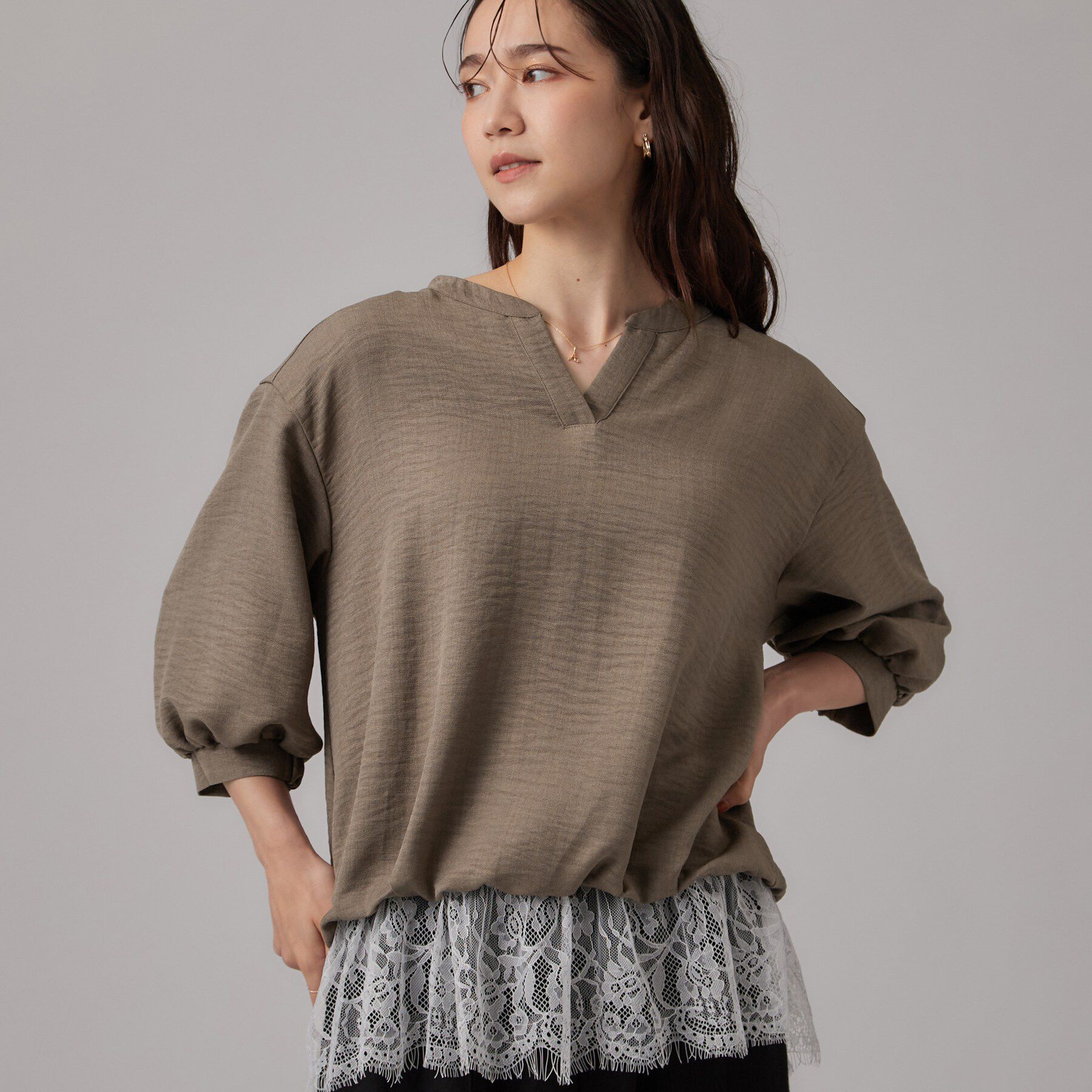 SHOO･LA･RUE「レースレイヤード風 タックスキッパーブラウス」|シャツ・ブラウス|ベージュ(052)