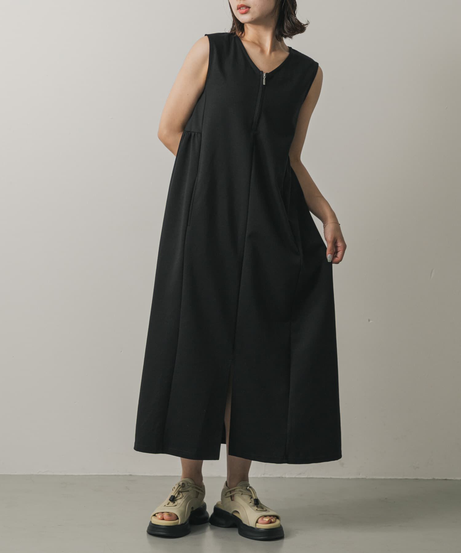 SENSE OF PLACE by URBAN RESEARCH「ZIPVネックカットワンピース」|ワンピース|ブラック