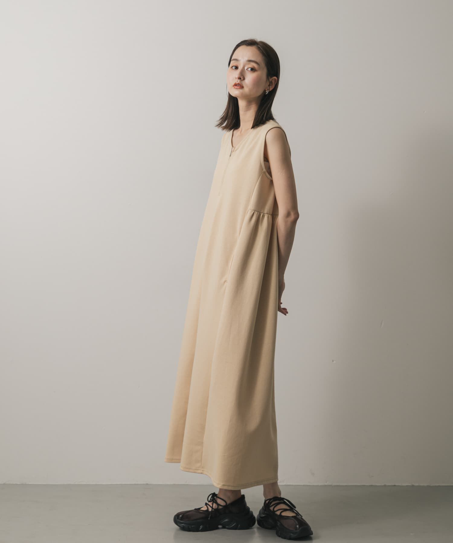 SENSE OF PLACE by URBAN RESEARCH「ZIPVネックカットワンピース」|ワンピース|