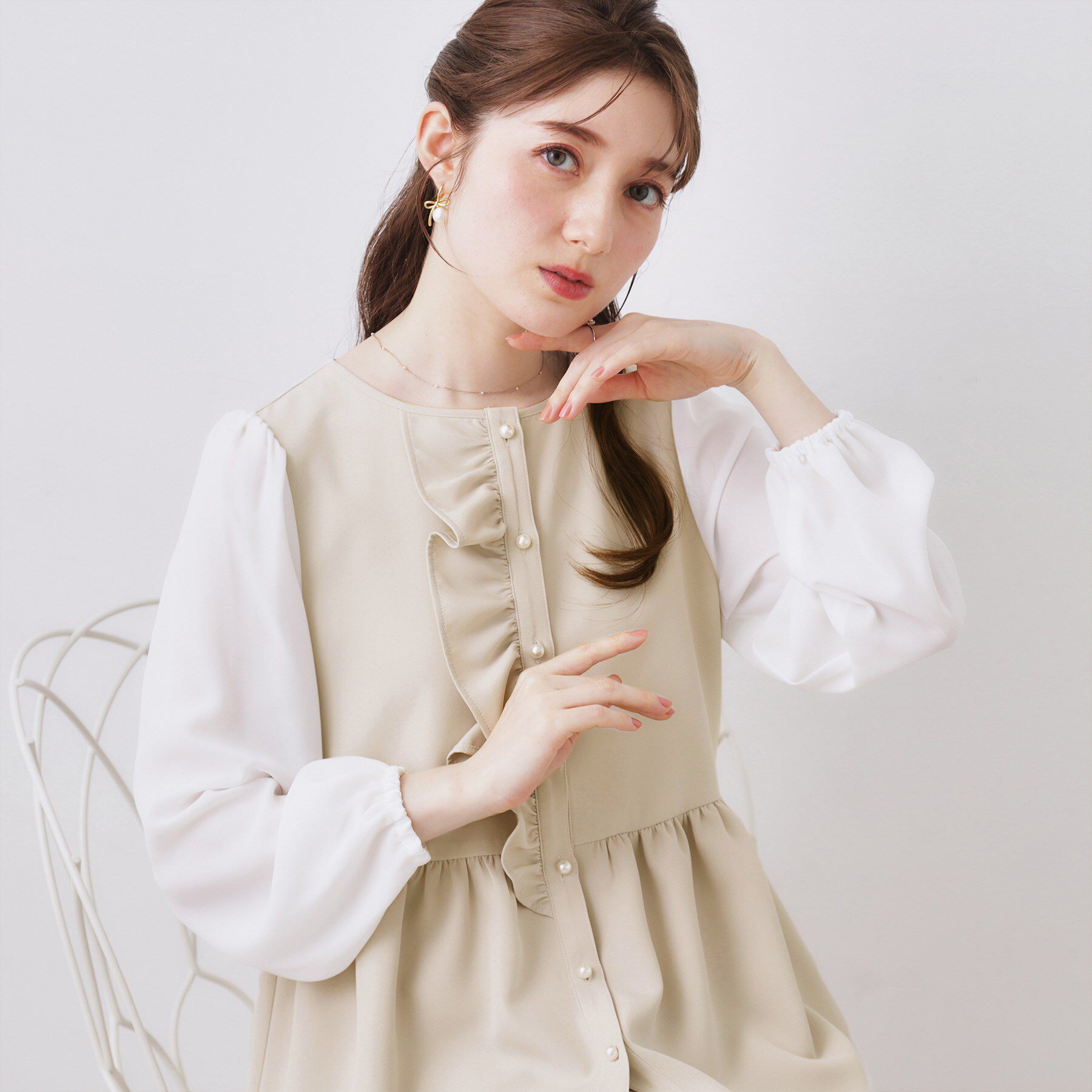 Couture broach「【ハレの日・通勤】フリルドッキング ペプラムブラウス」|シャツ・ブラウス|グレージュ(050)