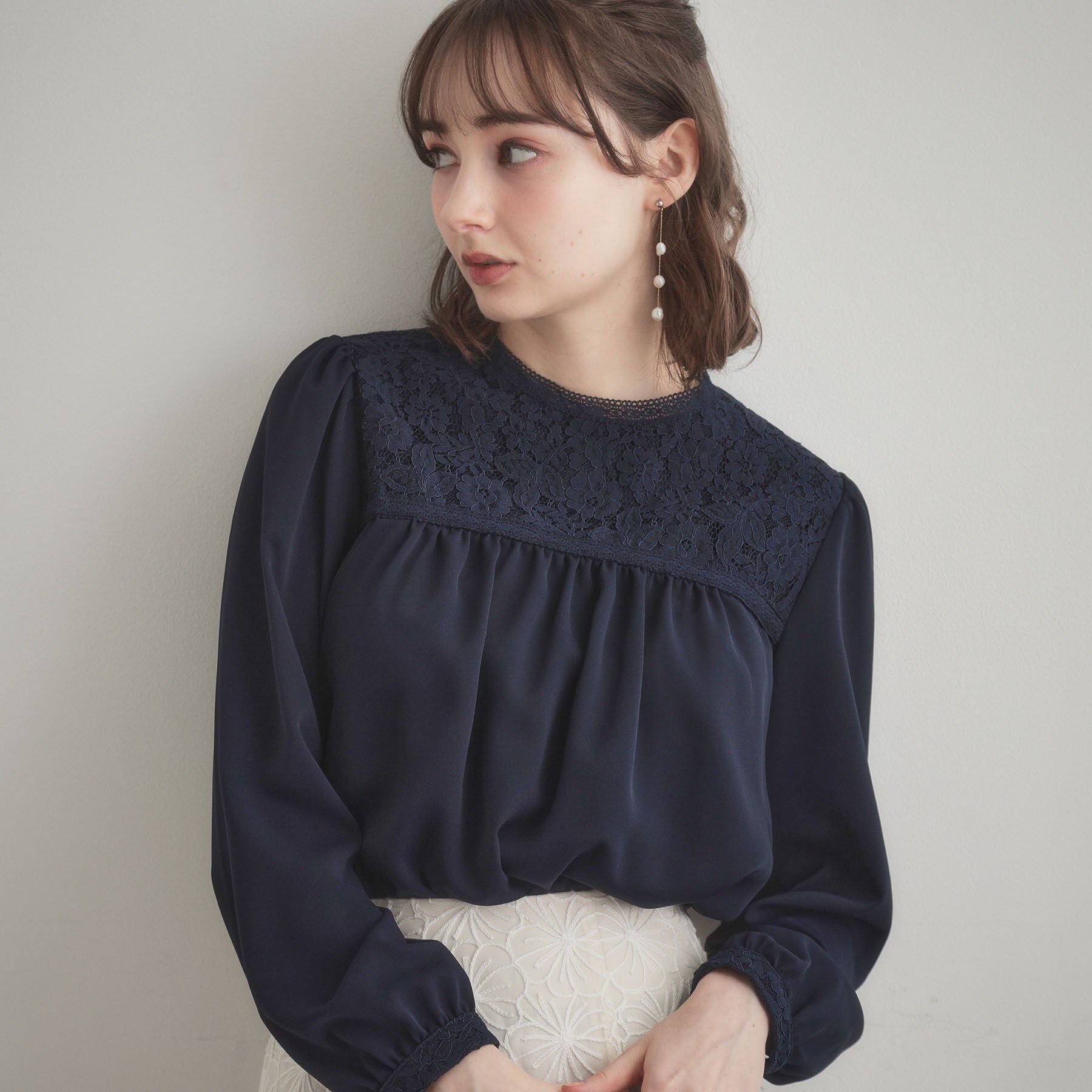 Couture broach「【ハレの日・通勤】レースドッキング ブラウス」|シャツ・ブラウス|