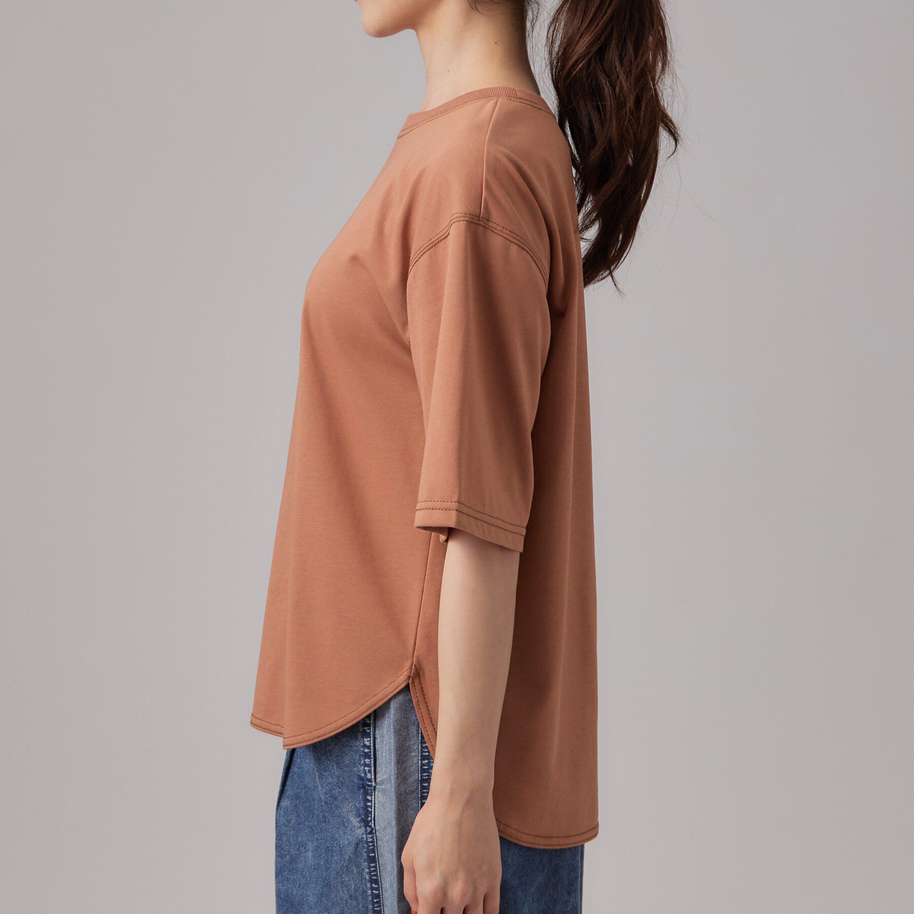 SHOO･LA･RUE「【体型カバー】インせず着られる 配色ステッチロゴTシャツ」|Tシャツ・カットソー|