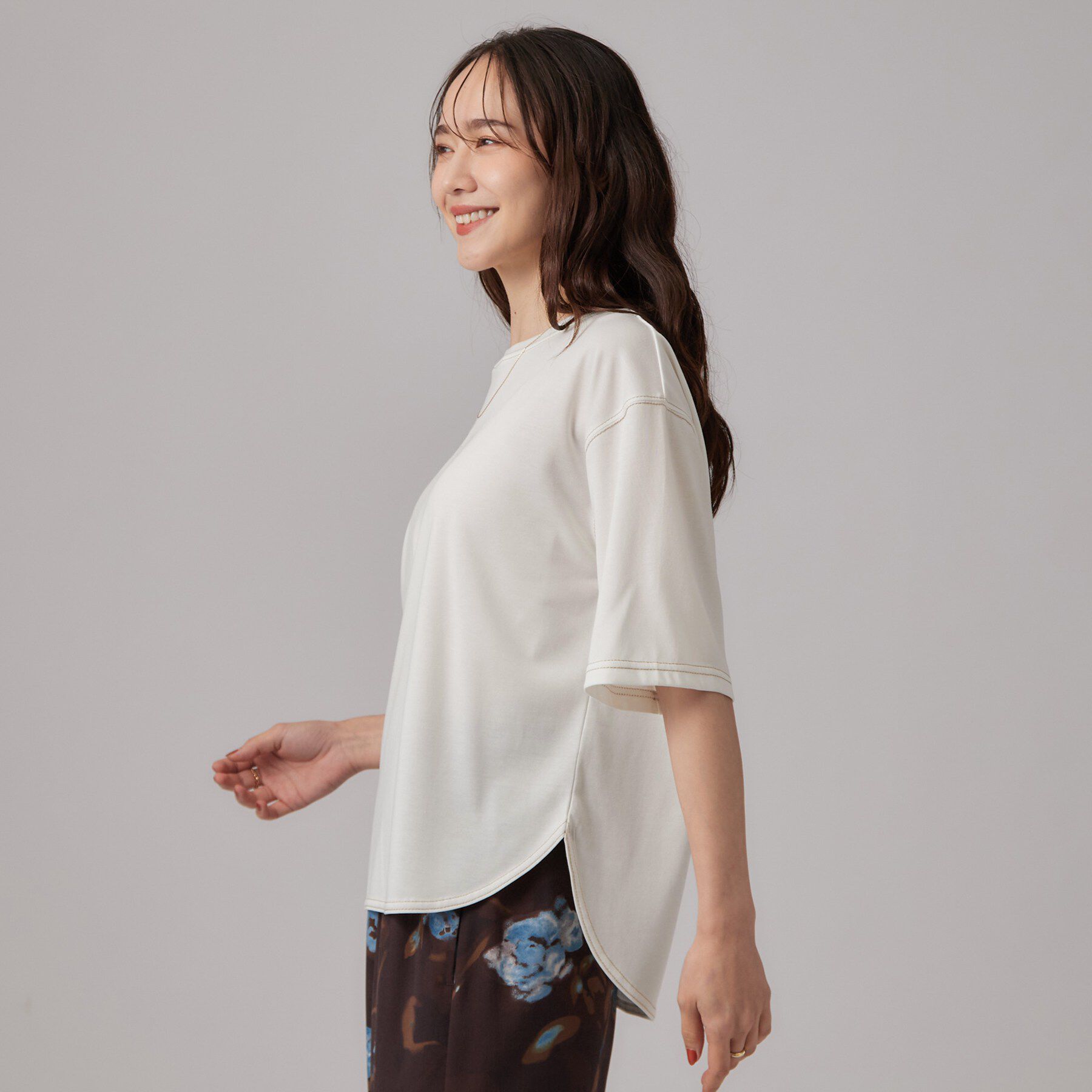 SHOO･LA･RUE「【体型カバー】インせず着られる 配色ステッチロゴTシャツ」|Tシャツ・カットソー|