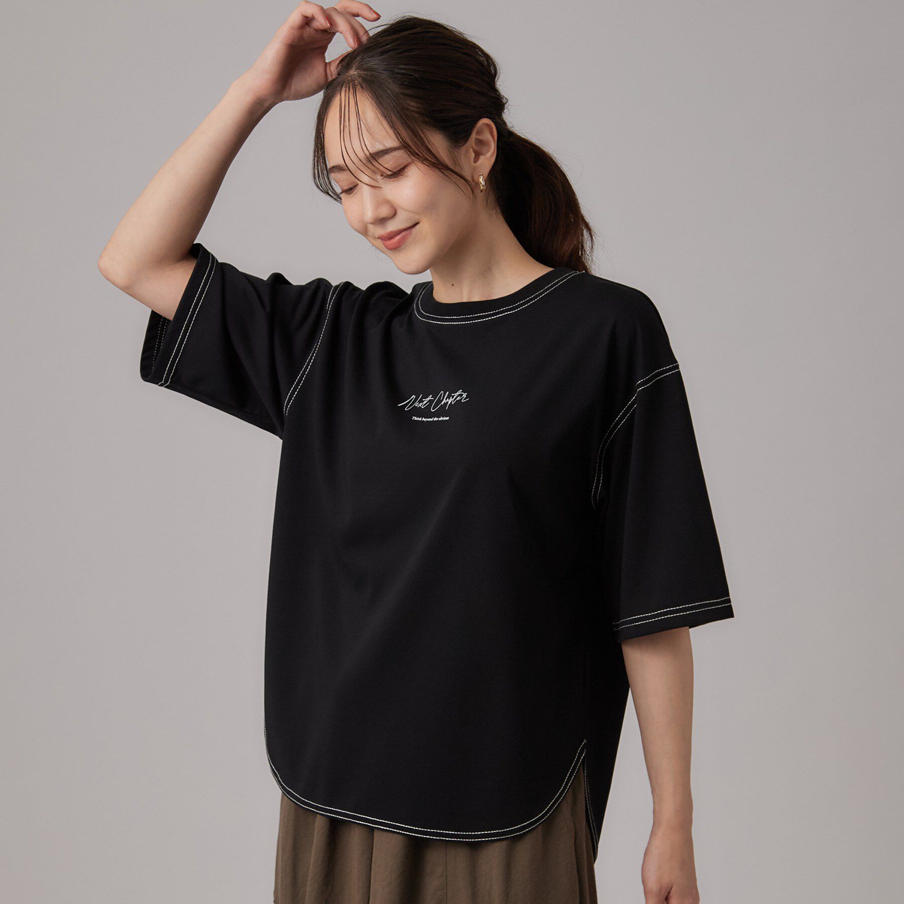 SHOO･LA･RUE「【体型カバー】インせず着られる 配色ステッチロゴTシャツ」|Tシャツ・カットソー|