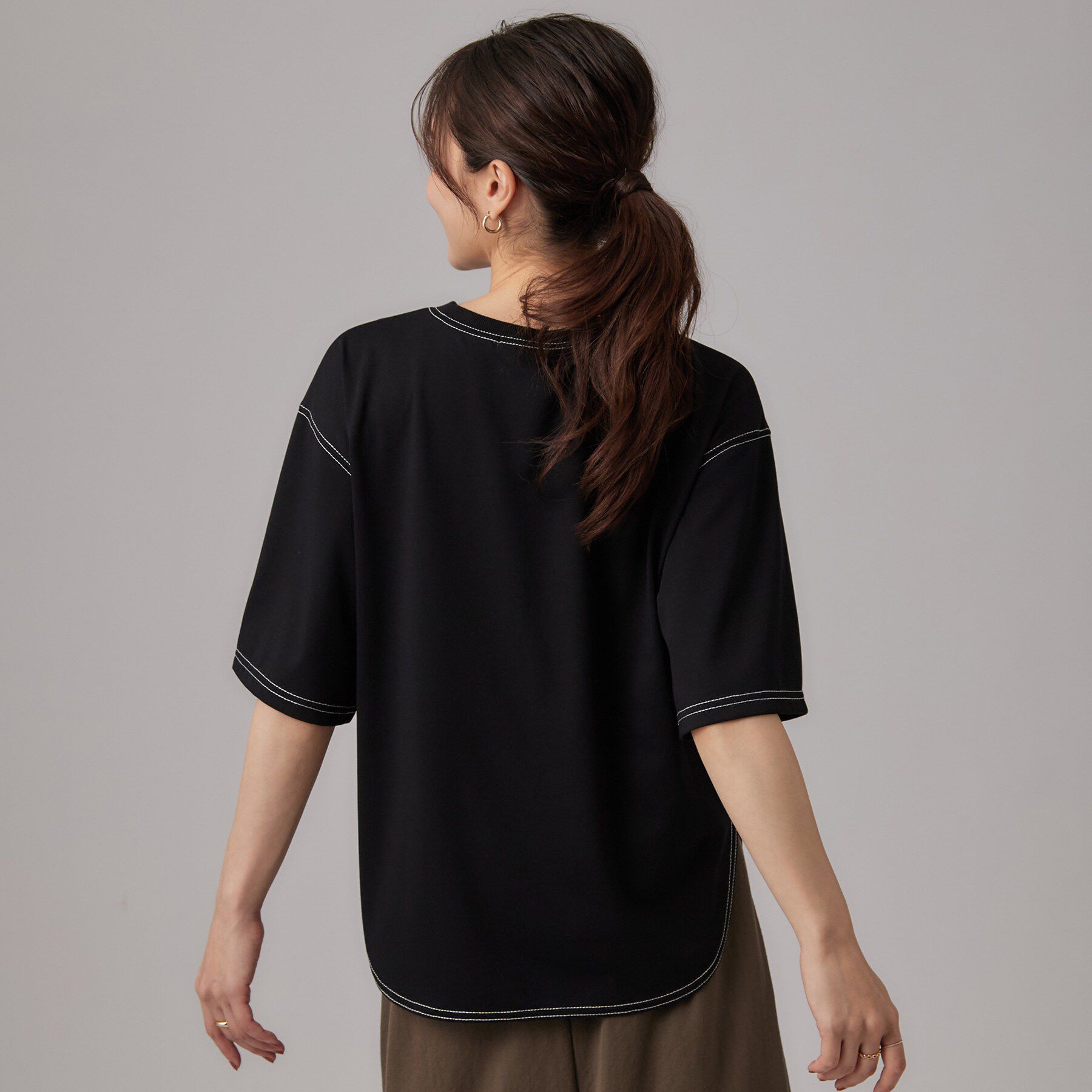 SHOO･LA･RUE「【体型カバー】インせず着られる 配色ステッチロゴTシャツ」|Tシャツ・カットソー|
