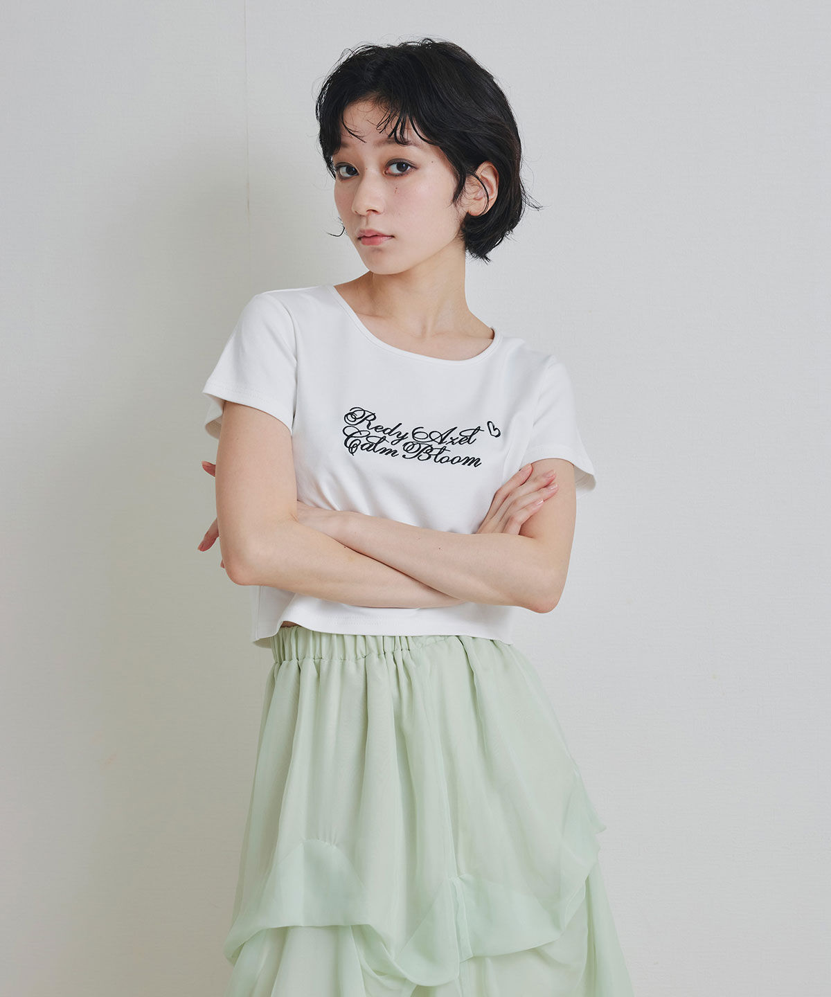 REDYAZEL「カリグラフィーロゴエンブロイダリークロップドTシャツ」|Tシャツ・カットソー|