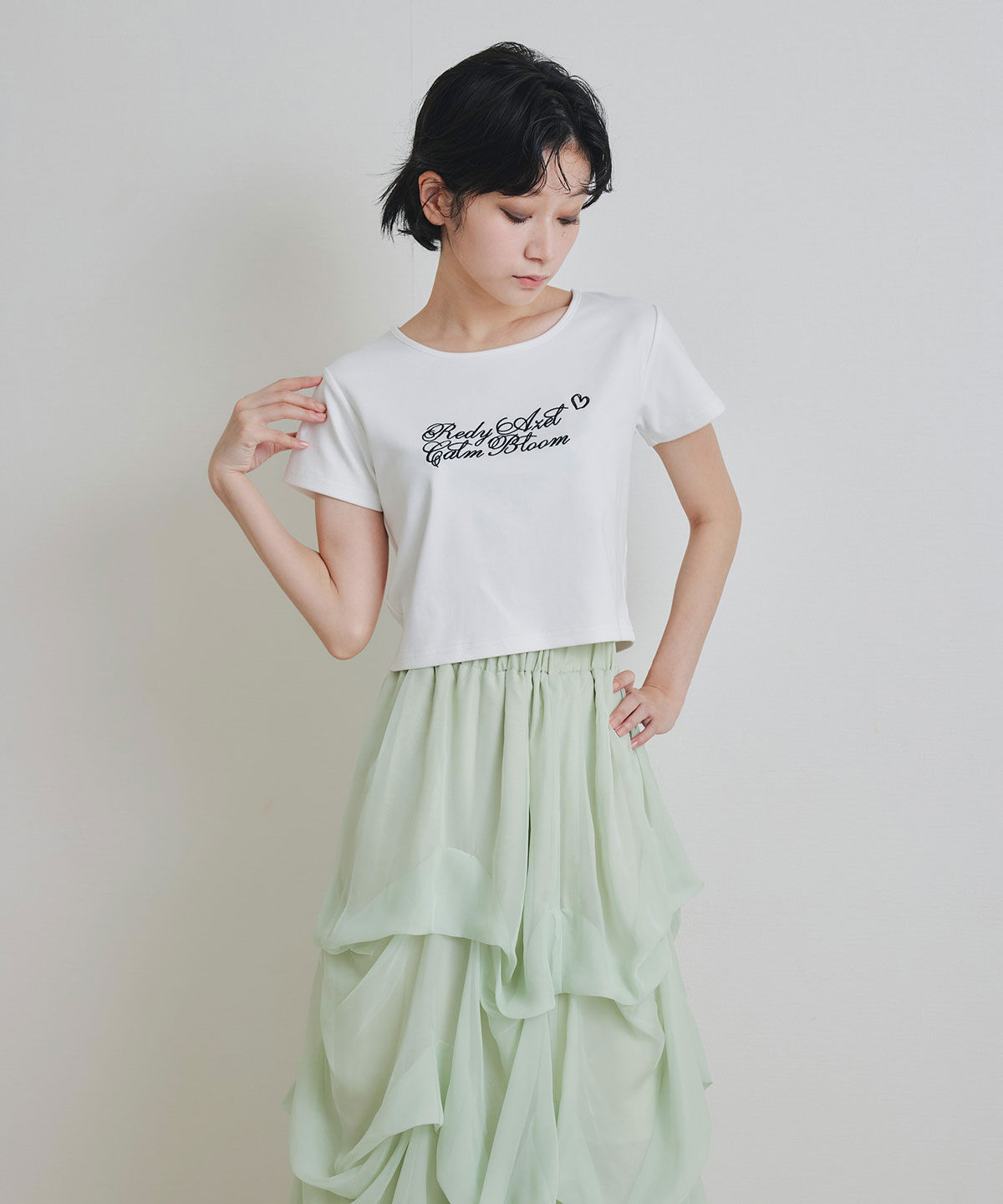 REDYAZEL「カリグラフィーロゴエンブロイダリークロップドTシャツ」|Tシャツ・カットソー|