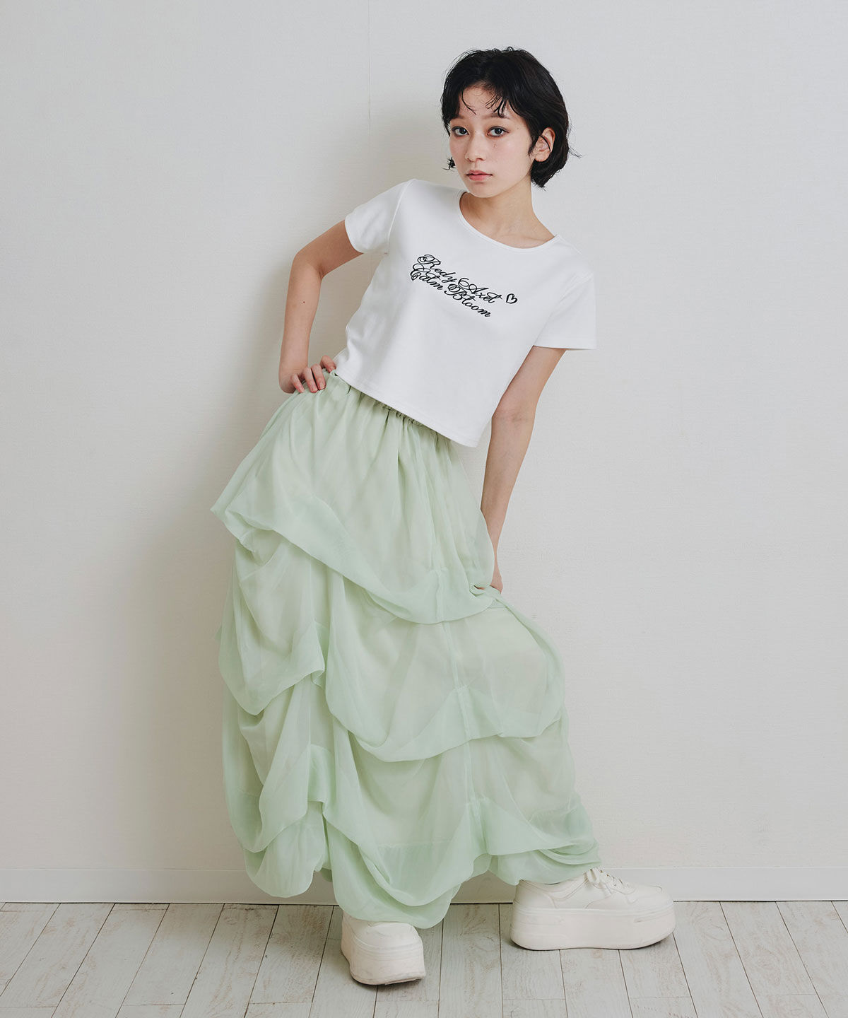 REDYAZEL「カリグラフィーロゴエンブロイダリークロップドTシャツ」|Tシャツ・カットソー|