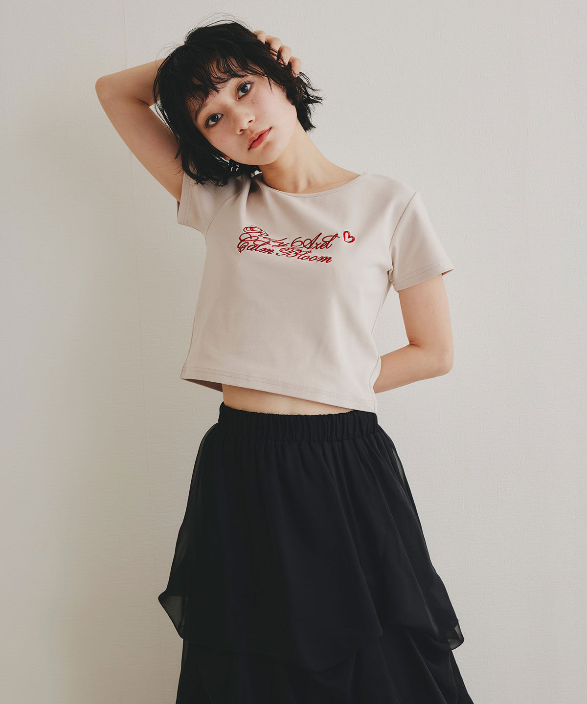 REDYAZEL「カリグラフィーロゴエンブロイダリークロップドTシャツ」|Tシャツ・カットソー|