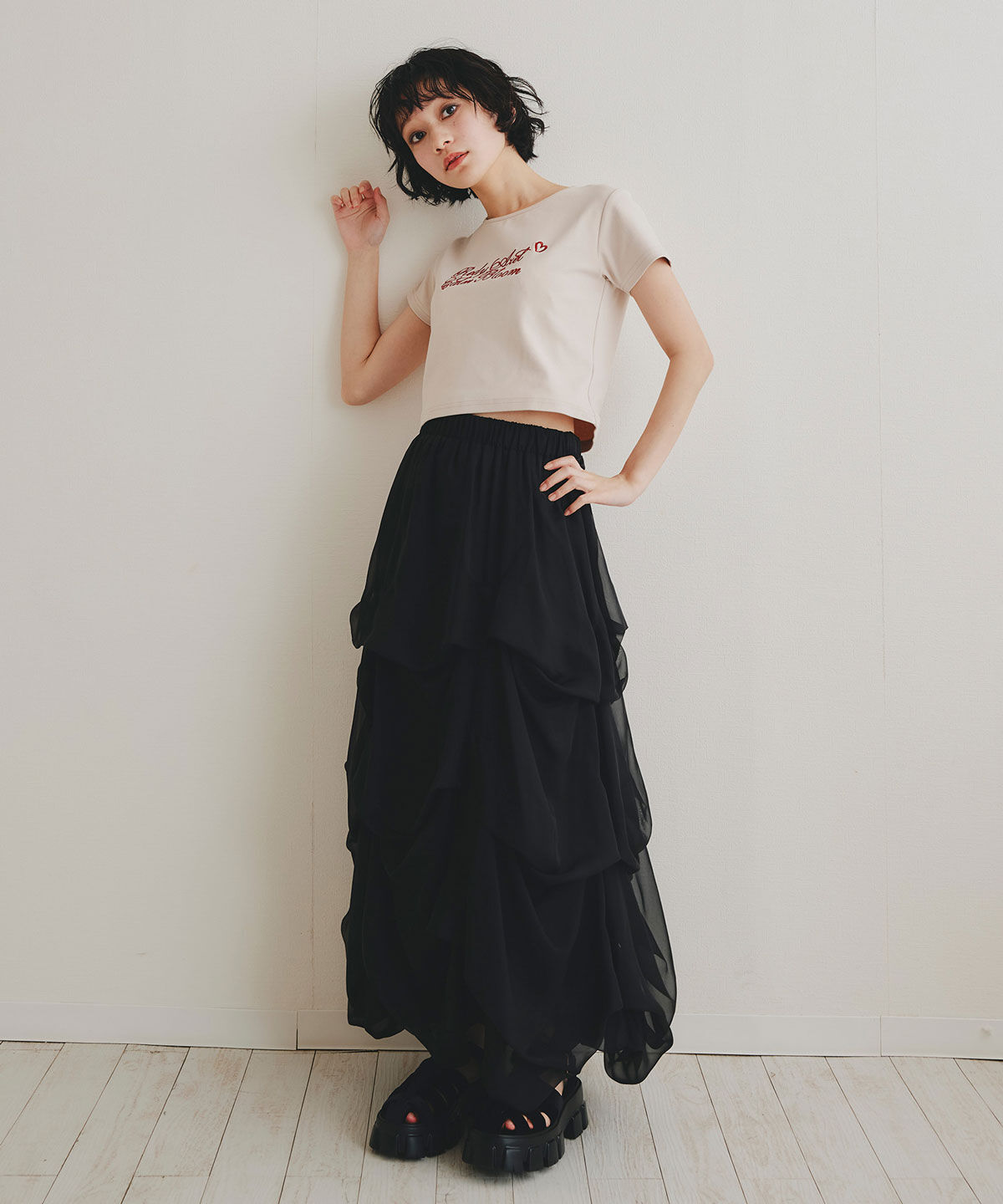 REDYAZEL「カリグラフィーロゴエンブロイダリークロップドTシャツ」|Tシャツ・カットソー|