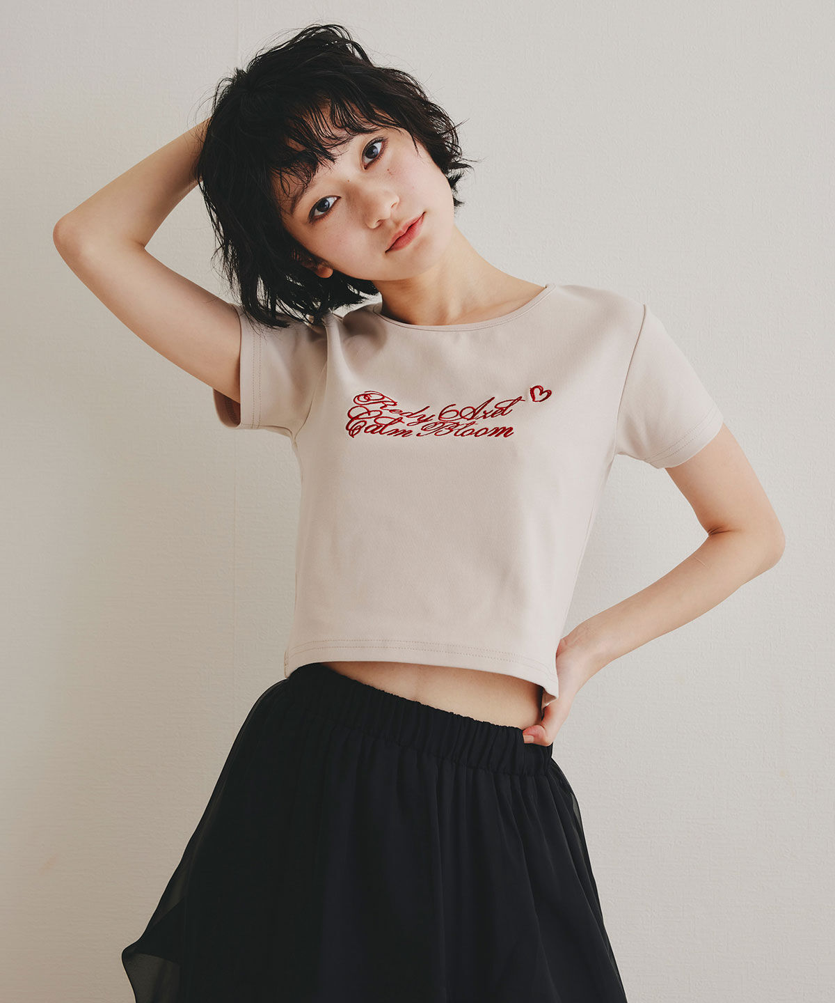 REDYAZEL「カリグラフィーロゴエンブロイダリークロップドTシャツ」|Tシャツ・カットソー|