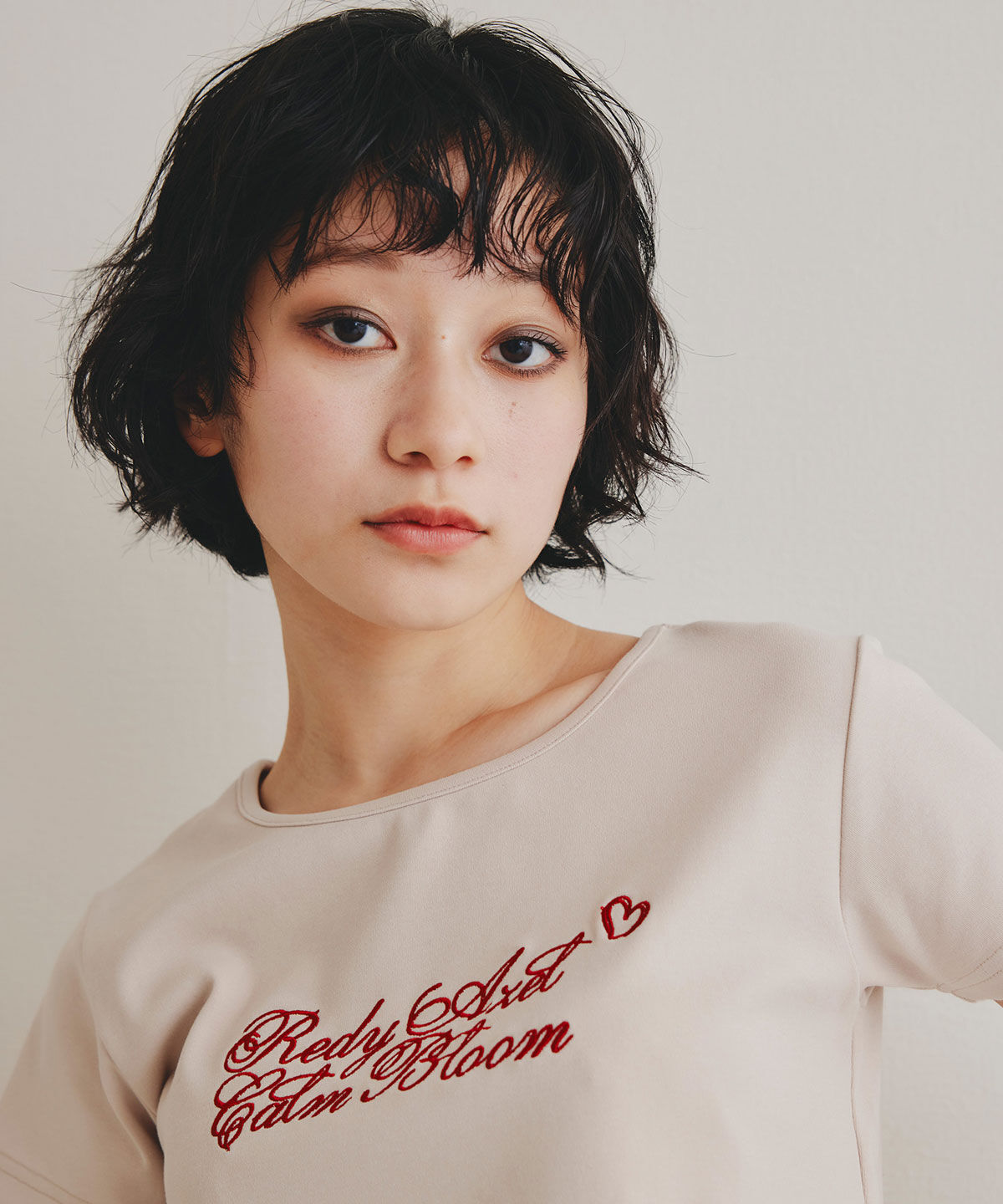REDYAZEL「カリグラフィーロゴエンブロイダリークロップドTシャツ」|Tシャツ・カットソー|