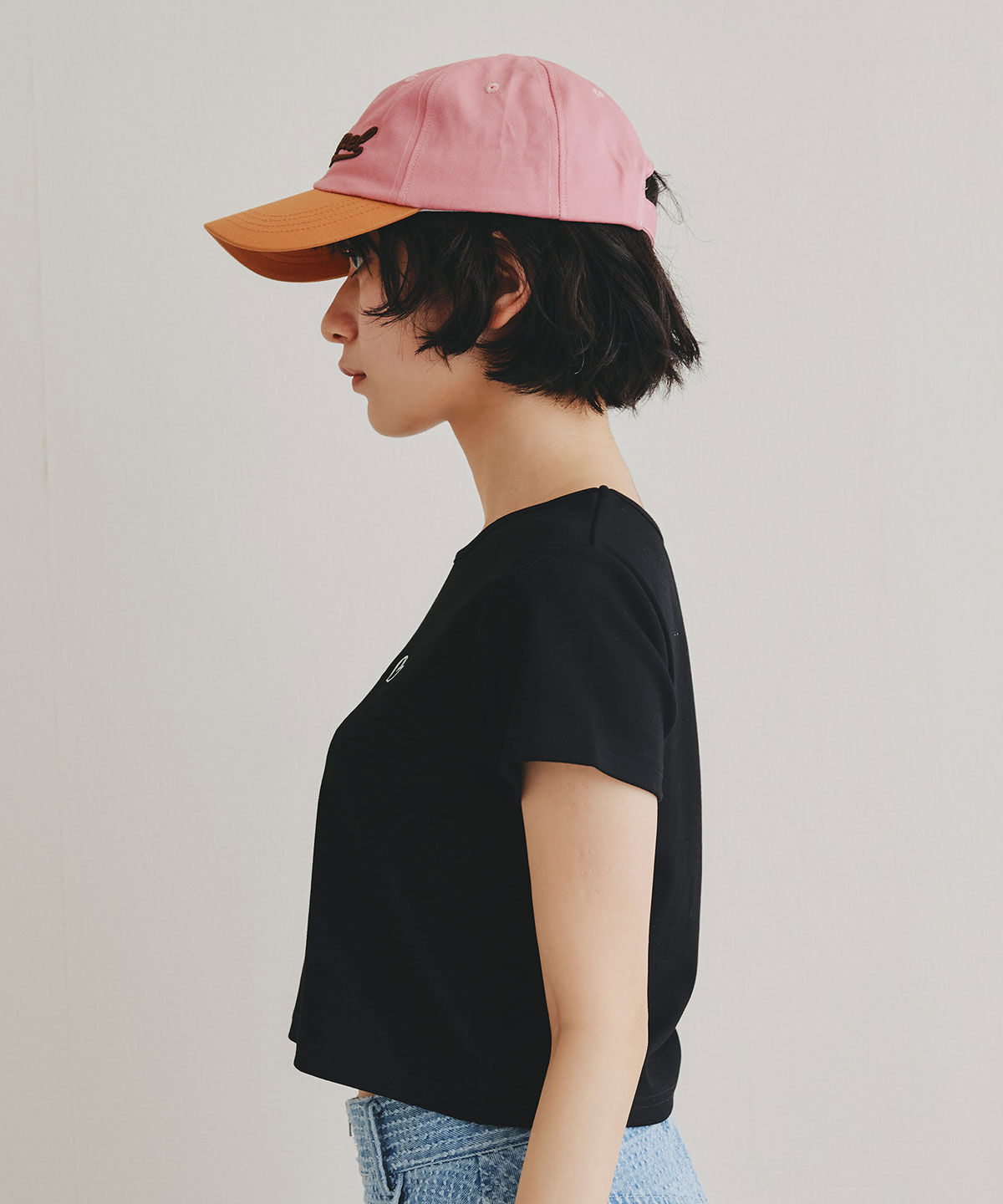 REDYAZEL「カリグラフィーロゴエンブロイダリークロップドTシャツ」|Tシャツ・カットソー|