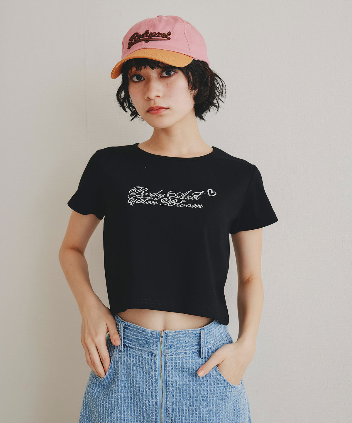 REDYAZEL「カリグラフィーロゴエンブロイダリークロップドTシャツ」|Tシャツ・カットソー|