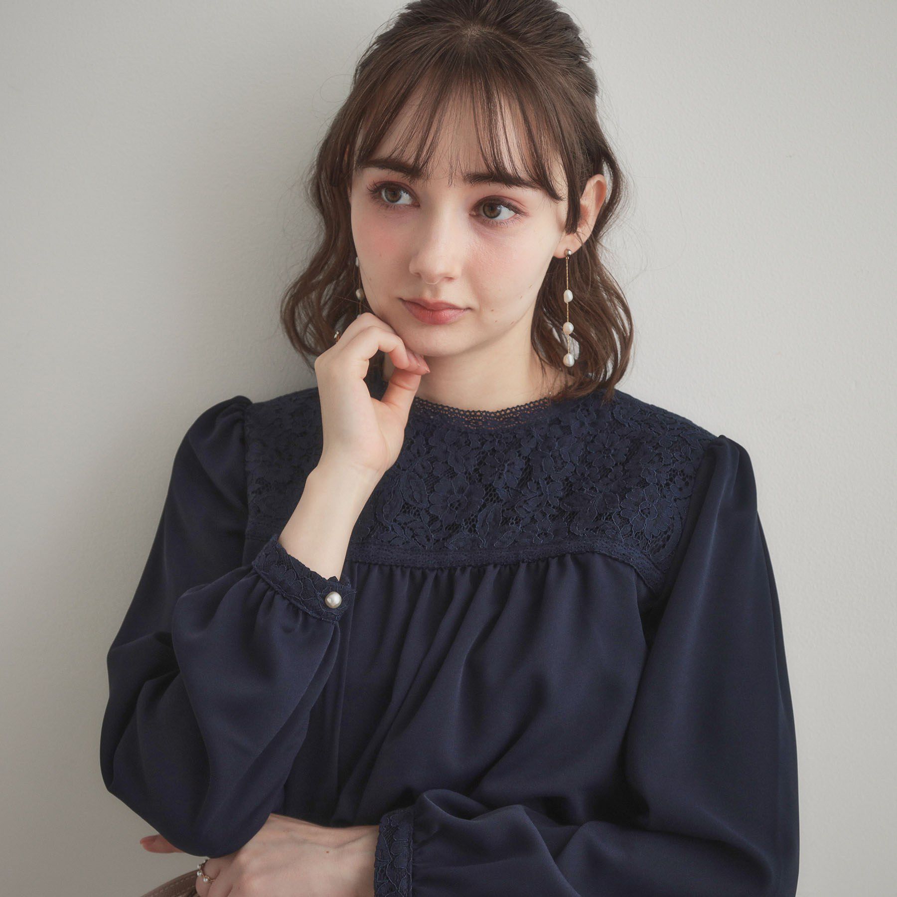 Couture broach「【ハレの日・通勤】レースドッキング ブラウス」|シャツ・ブラウス|