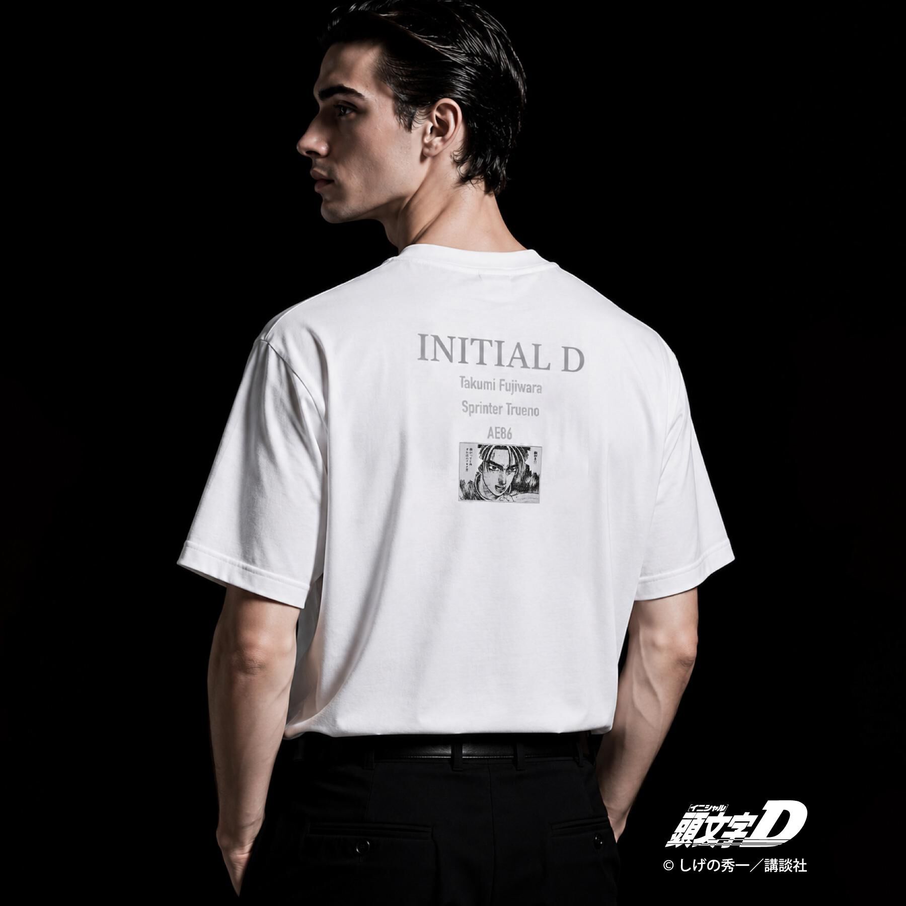 THE SHOP TK「頭文字D 別注 『フジワラ』 グラフィック半袖Tシャツ ステッカー＆チャーム付き」|Tシャツ・カットソー|