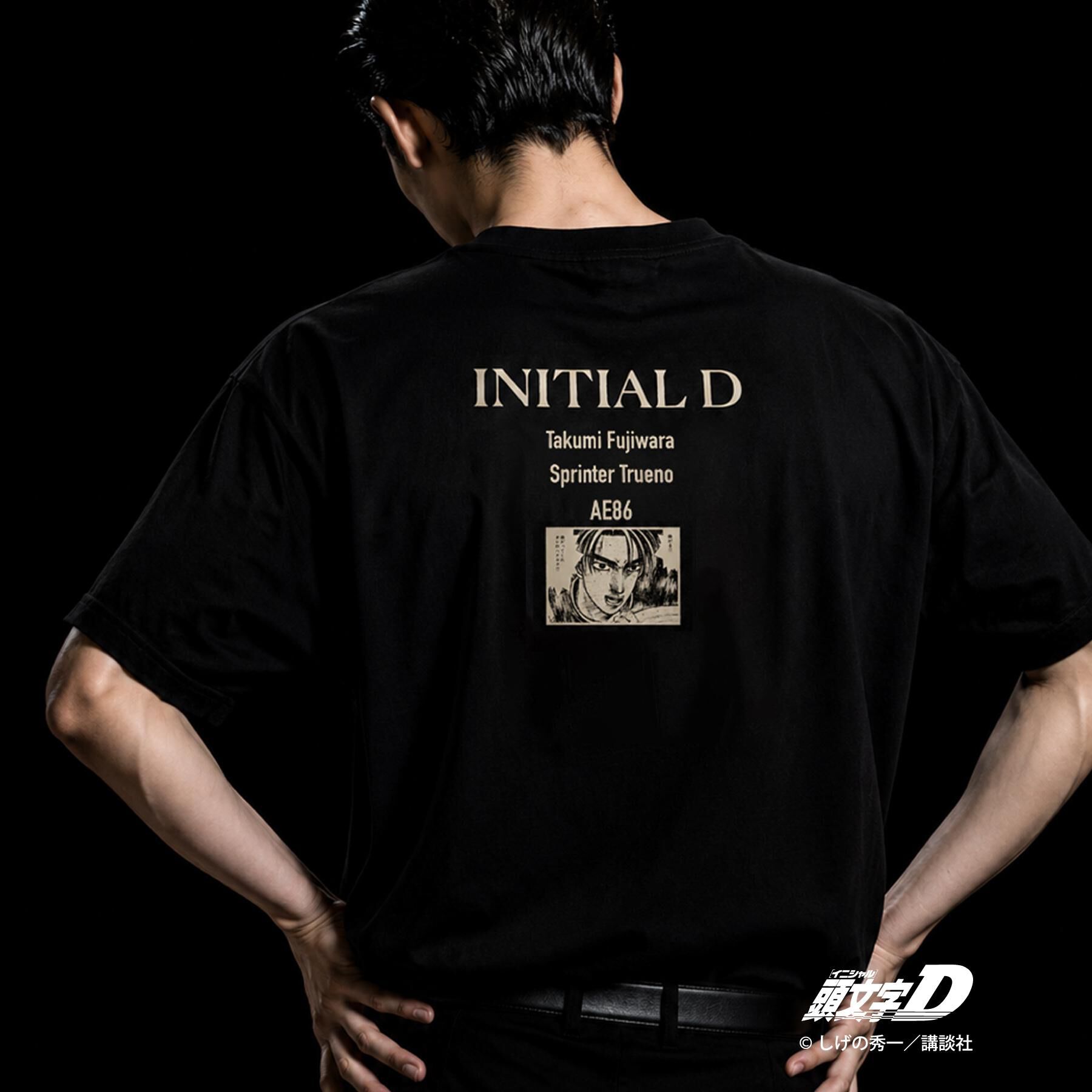 THE SHOP TK「頭文字D 別注 『フジワラ』 グラフィック半袖Tシャツ ステッカー＆チャーム付き」|Tシャツ・カットソー|