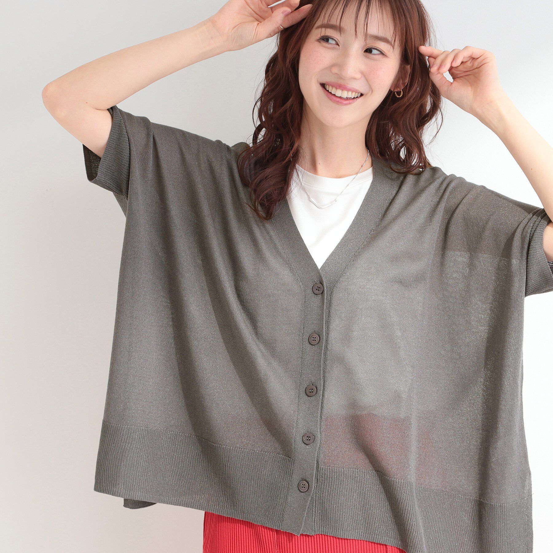 SHOO･LA･RUE「【洗濯機可/体型カバー】上品ラメがきらめく シアーポンチョ風カーディガン」|カーディガン|グレー(012)