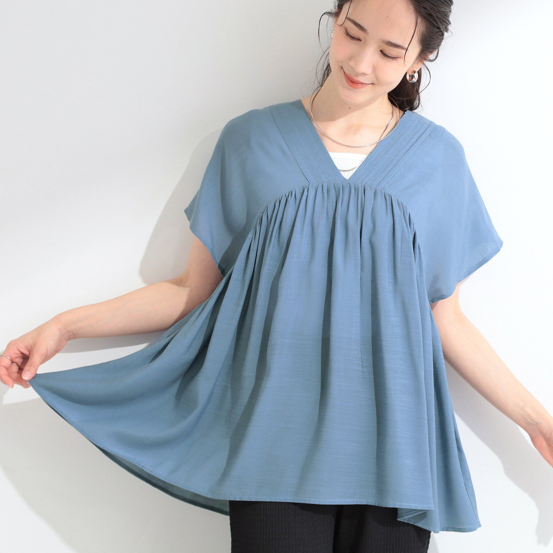 SHOO･LA･RUE「【ひんやり/UV/体型カバー】インせず着られる Vネックギャザーブラウス」|シャツ・ブラウス|ブルー(092)