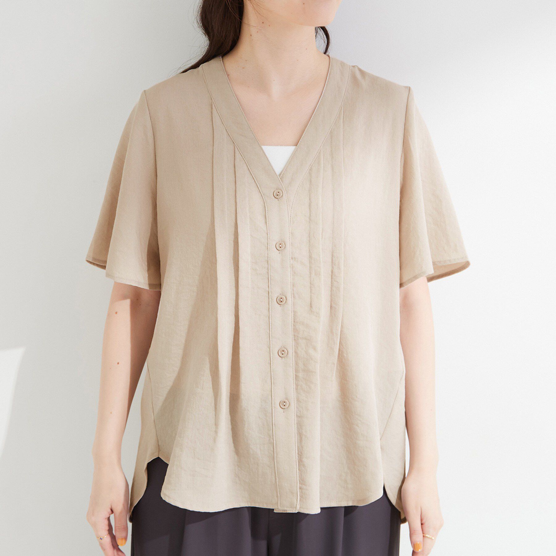 SHOO･LA･RUE「【セットアップ可/洗濯機可】サラっと着られる 麻調Ⅴネックタックブラウス」|シャツ・ブラウス|