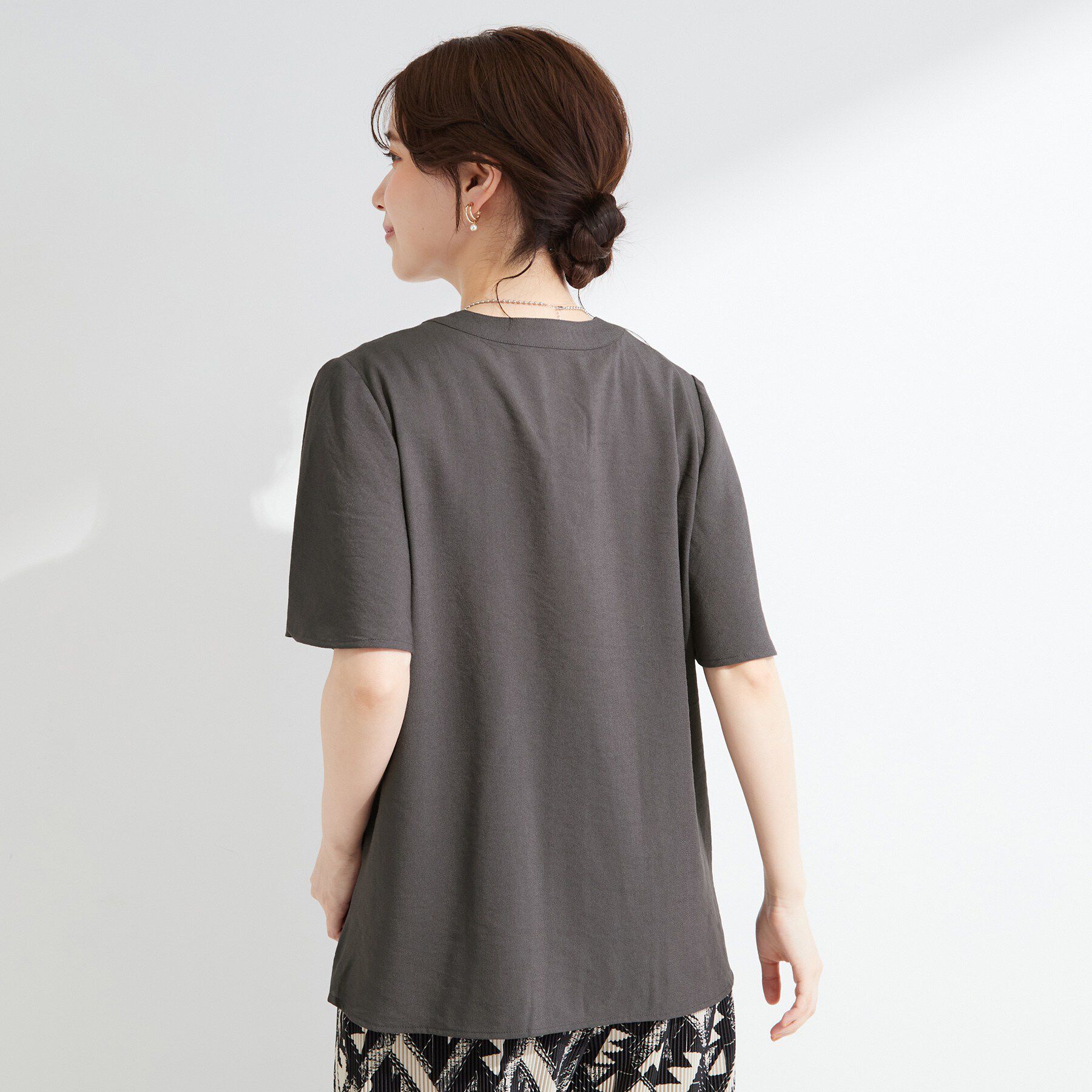 SHOO･LA･RUE「【セットアップ可/洗濯機可】サラっと着られる 麻調Ⅴネックタックブラウス」|シャツ・ブラウス|