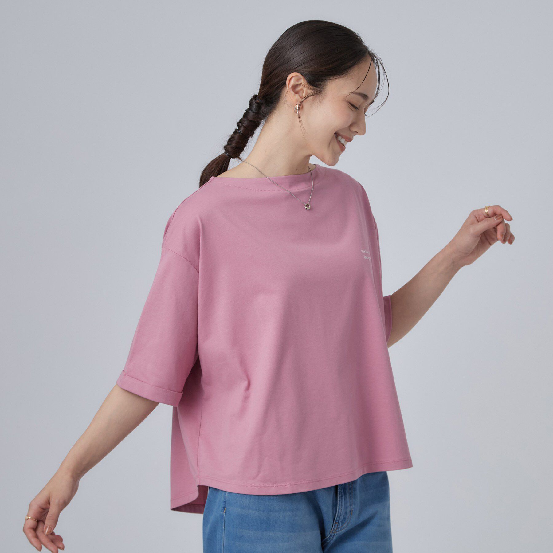 SHOO･LA･RUE「【ひんやり/体型カバー】首元すっきり ゆるバックギャザーTシャツ」|Tシャツ・カットソー|