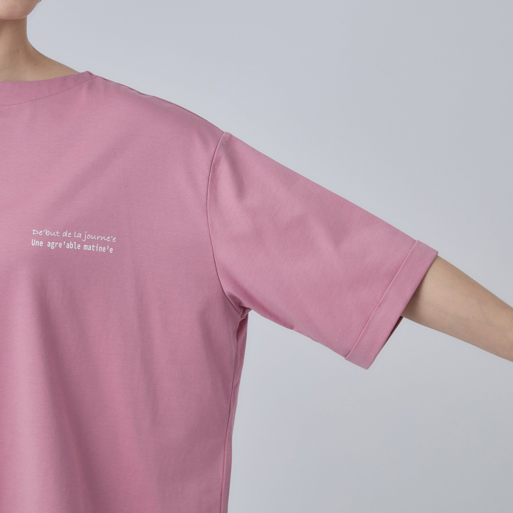 SHOO･LA･RUE「【ひんやり/体型カバー】首元すっきり ゆるバックギャザーTシャツ」|Tシャツ・カットソー|