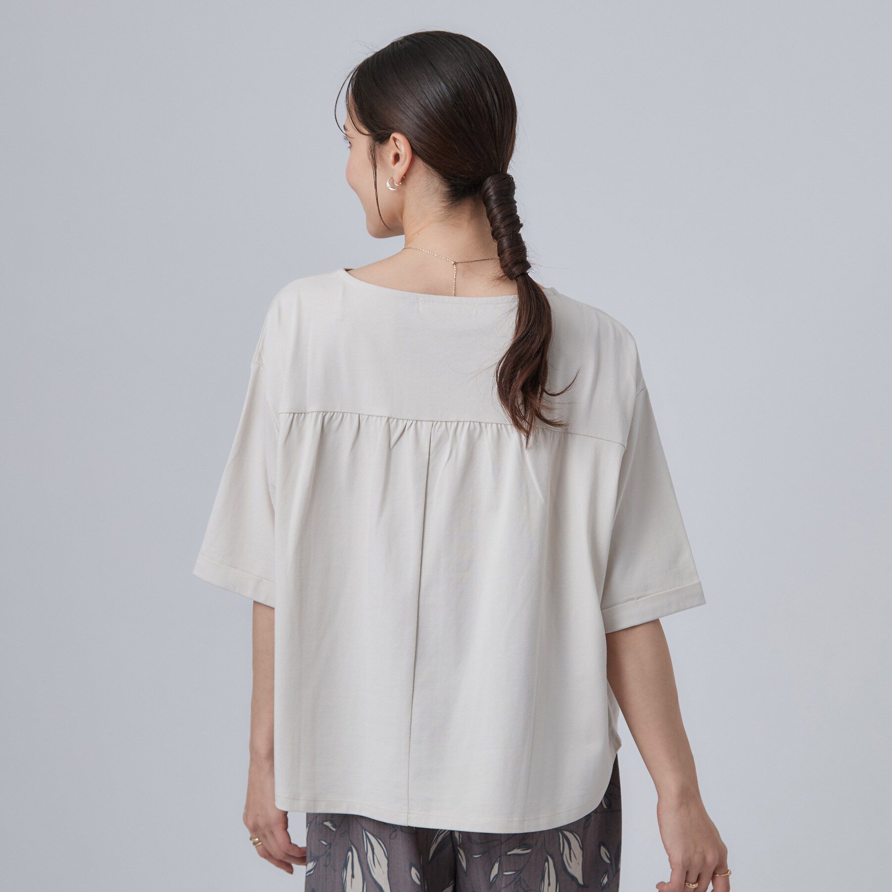SHOO･LA･RUE「【ひんやり/体型カバー】首元すっきり ゆるバックギャザーTシャツ」|Tシャツ・カットソー|