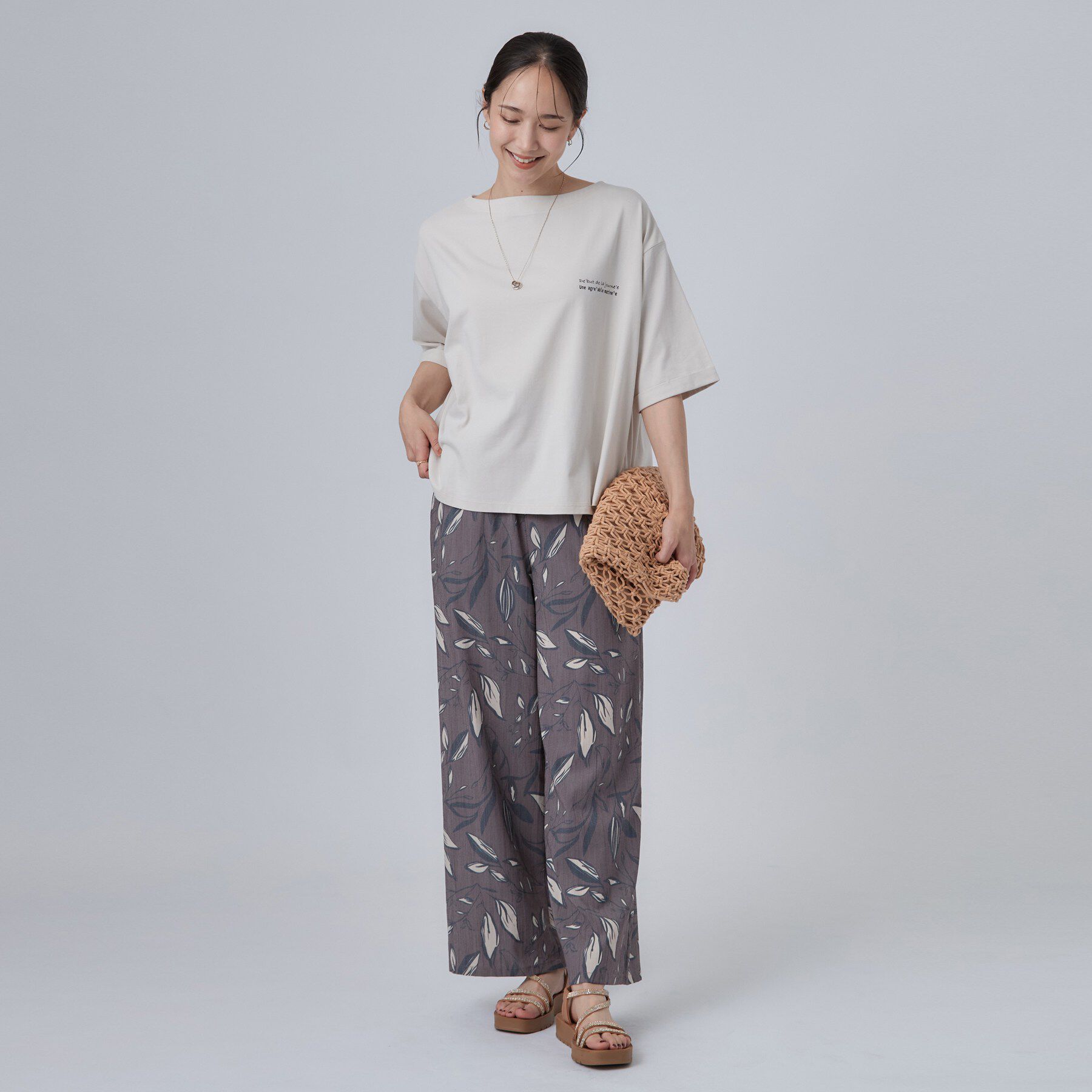 SHOO･LA･RUE「【ひんやり/体型カバー】首元すっきり ゆるバックギャザーTシャツ」|Tシャツ・カットソー|