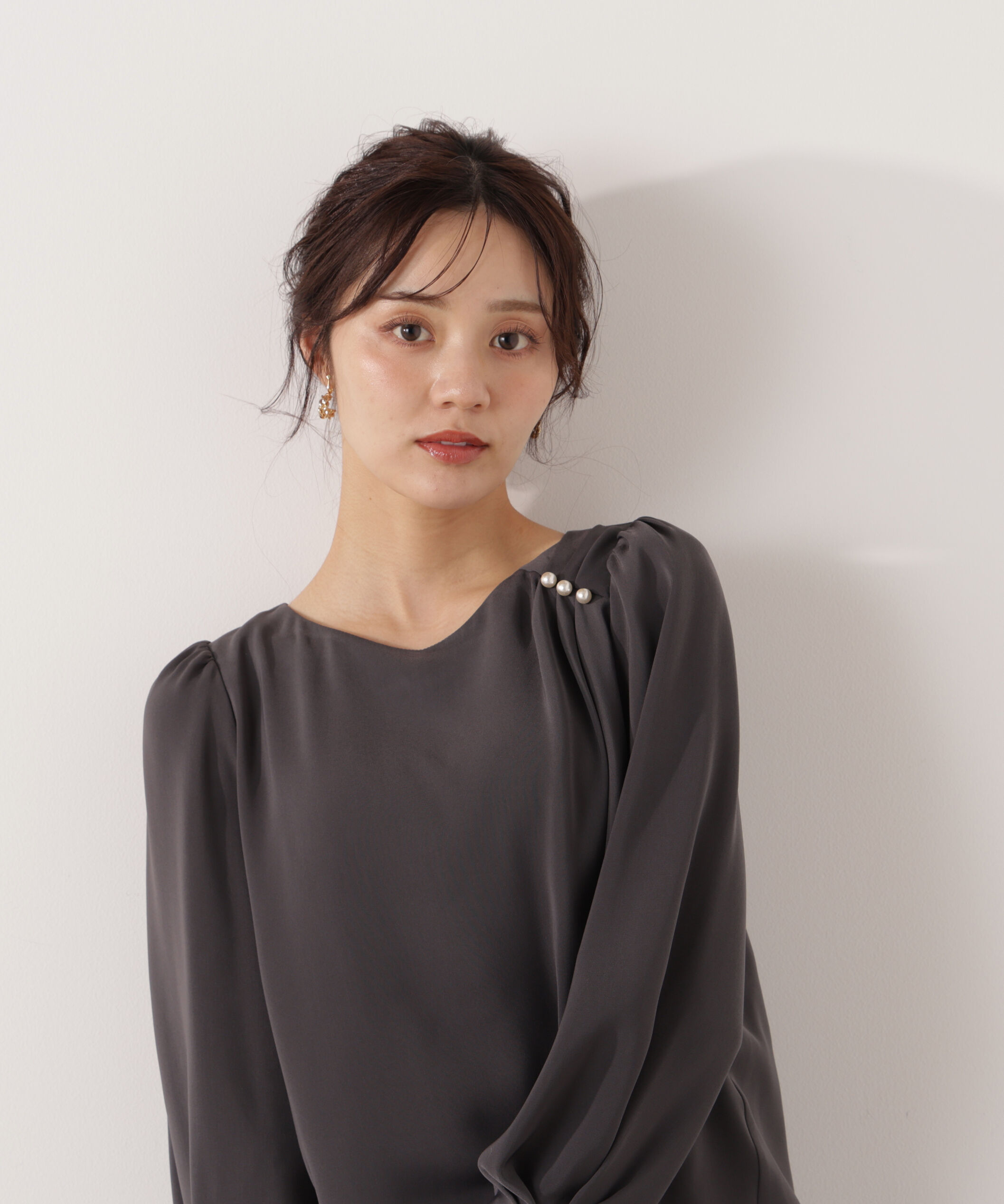 PROPORTION BODY DRESSING「パール付きニュアンスネックブラウス 26SS」|シャツ・ブラウス|