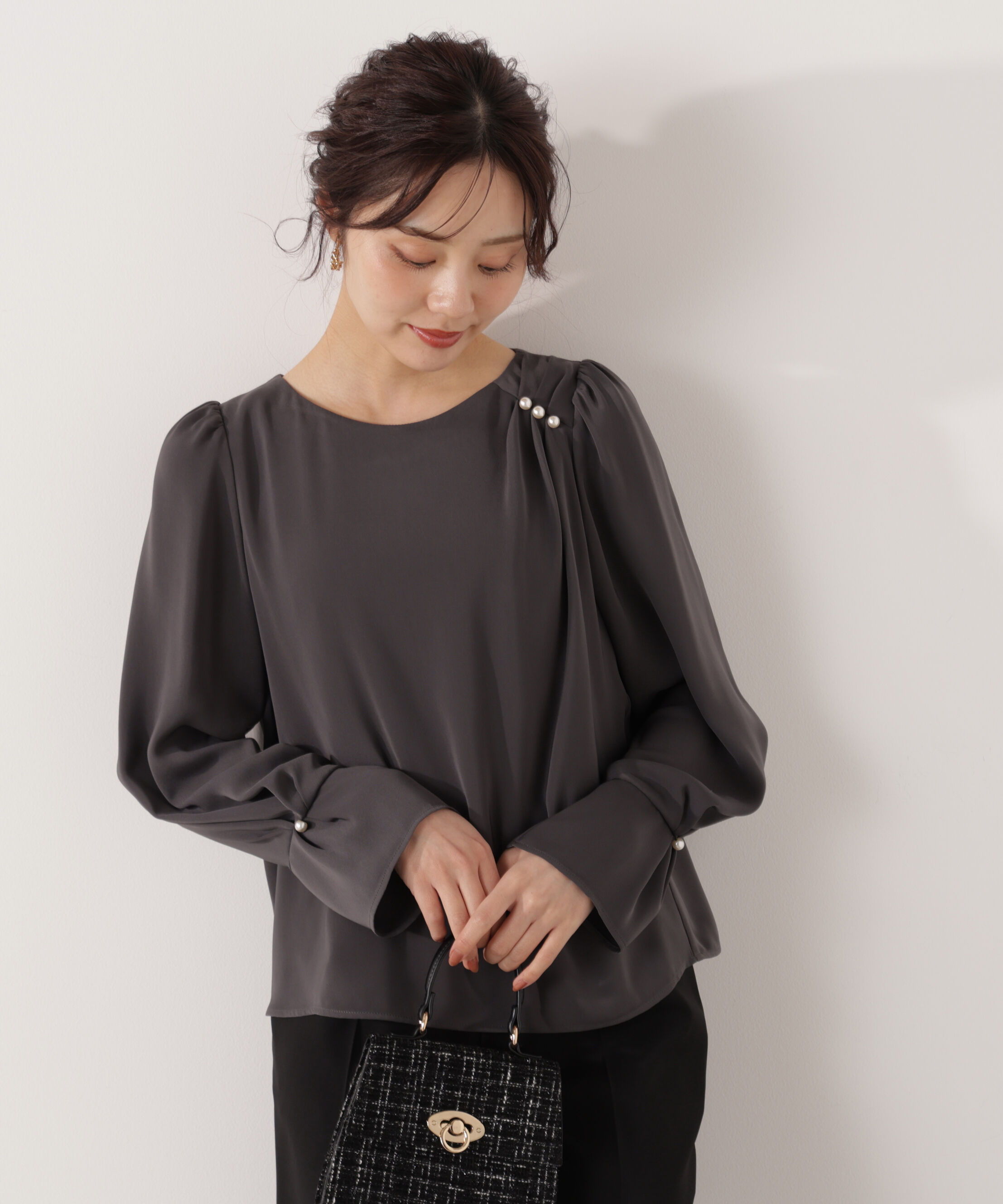 PROPORTION BODY DRESSING「パール付きニュアンスネックブラウス 26SS」|シャツ・ブラウス|
