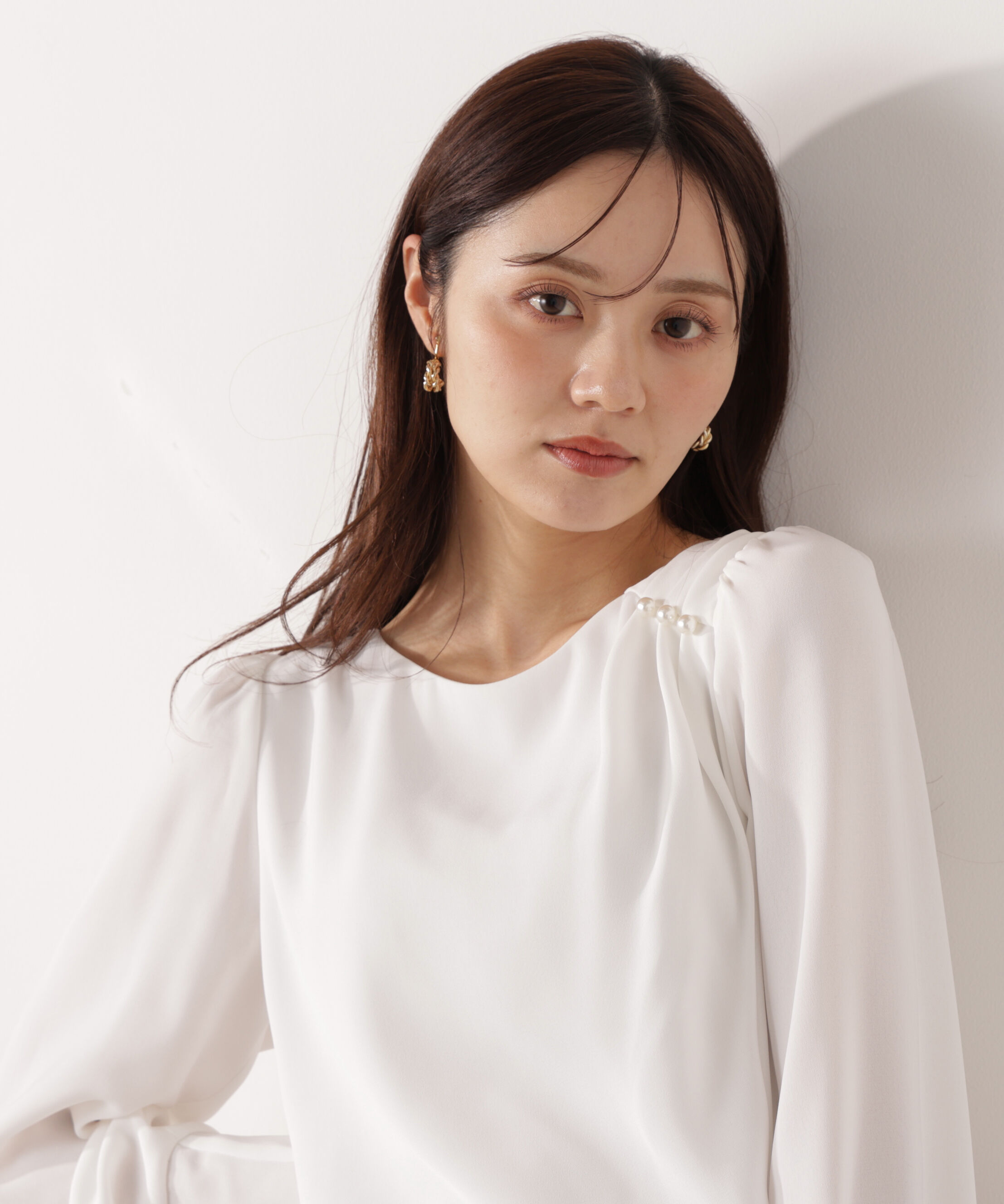 PROPORTION BODY DRESSING「パール付きニュアンスネックブラウス 26SS」|シャツ・ブラウス|