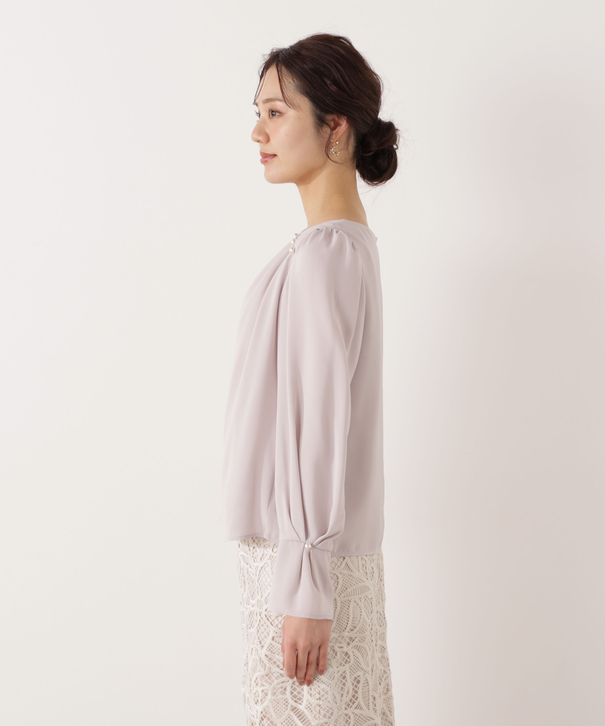 PROPORTION BODY DRESSING「パール付きニュアンスネックブラウス 26SS」|シャツ・ブラウス|