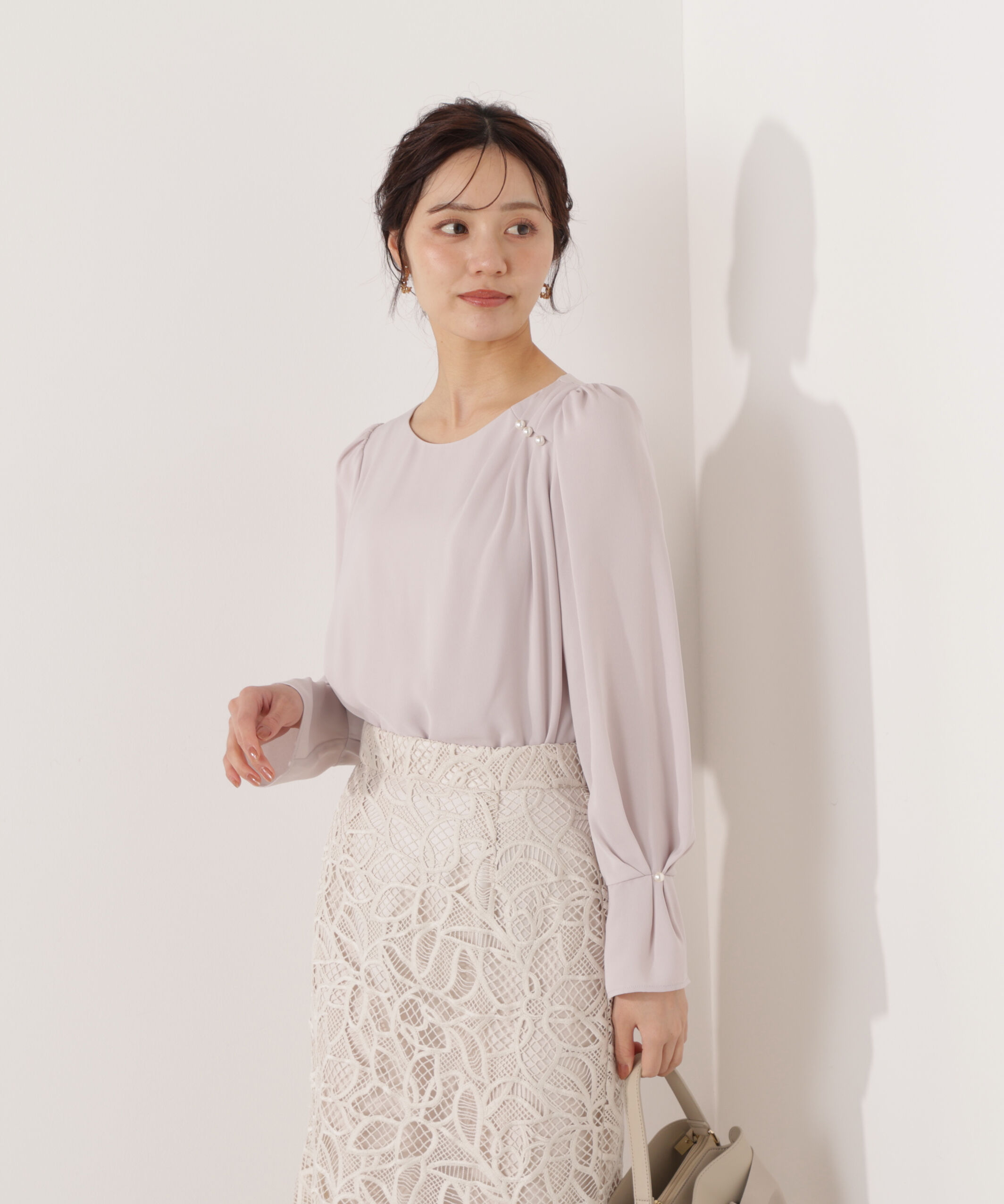 PROPORTION BODY DRESSING「パール付きニュアンスネックブラウス 26SS」|シャツ・ブラウス|