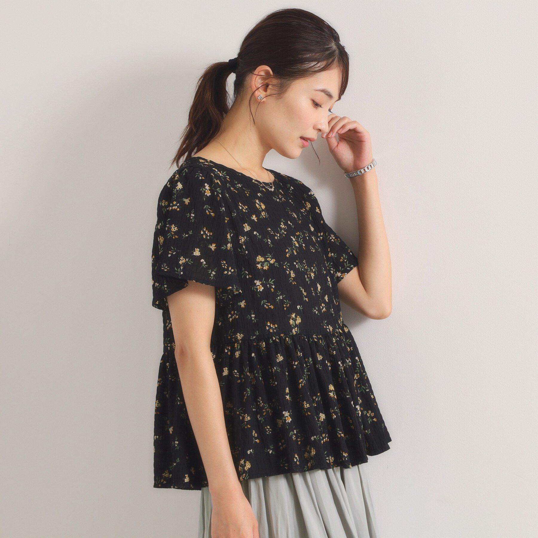 ITS&rsquo;DEMO「花柄シャーリングブラウス」|シャツ・ブラウス|ブラック(119)