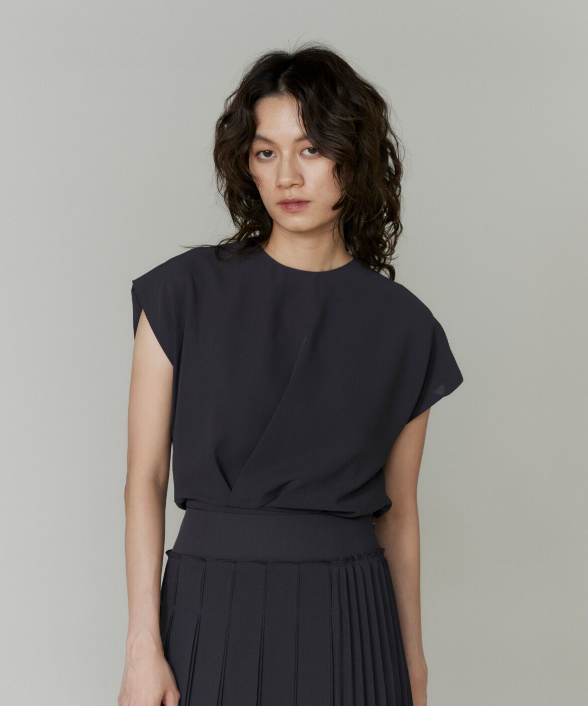 la veille by SUPERIOR CLOSET「《大きいサイズ》アシンメトリーフレンチスリーブブラウス」|シャツ・ブラウス|