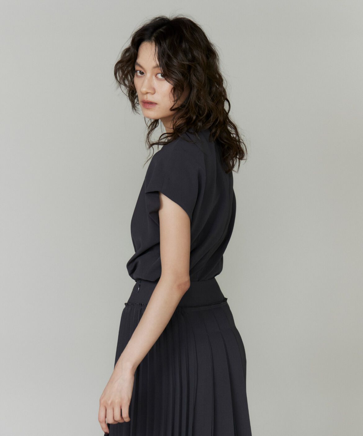 la veille by SUPERIOR CLOSET「《大きいサイズ》アシンメトリーフレンチスリーブブラウス」|シャツ・ブラウス|