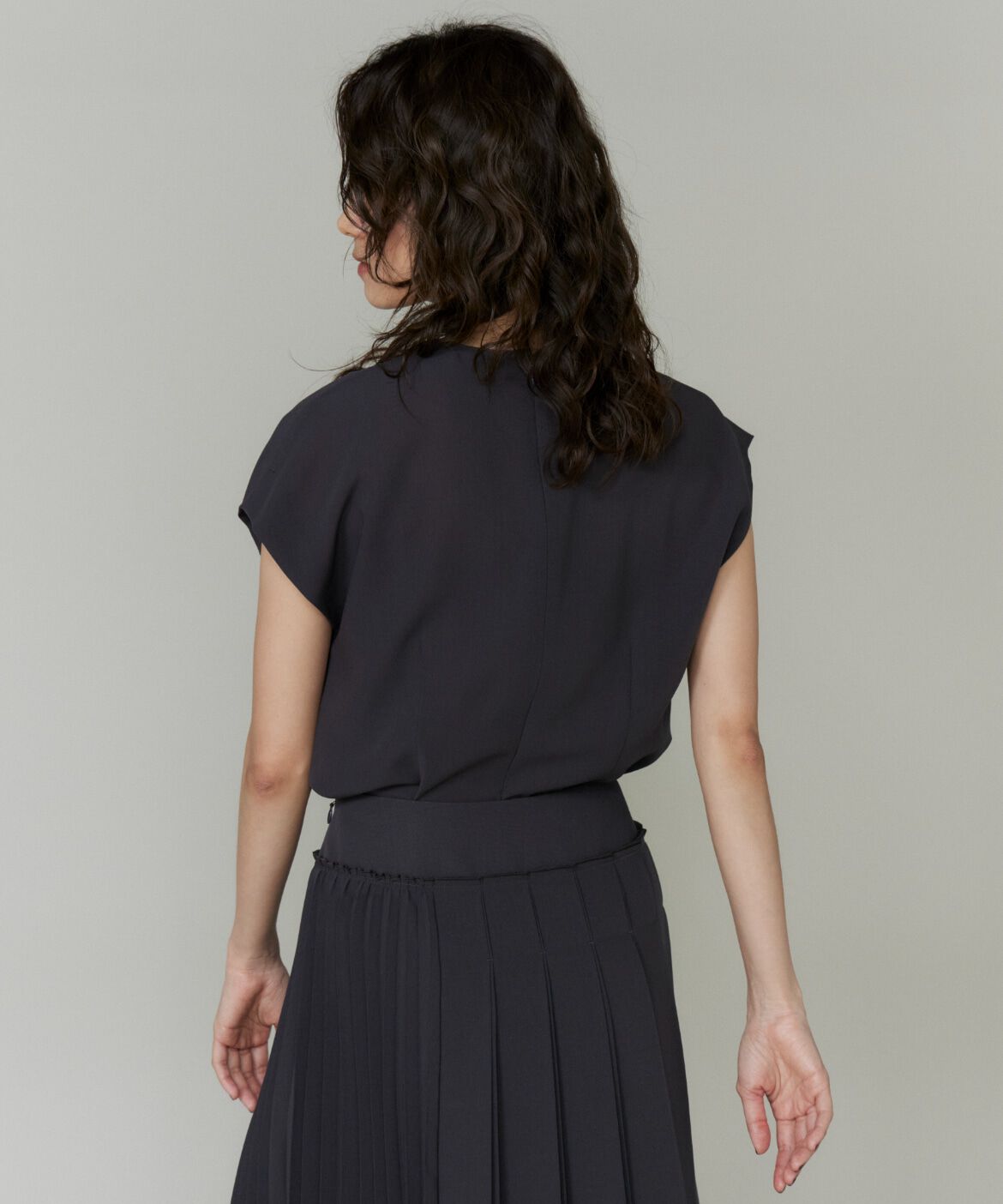 la veille by SUPERIOR CLOSET「《大きいサイズ》アシンメトリーフレンチスリーブブラウス」|シャツ・ブラウス|