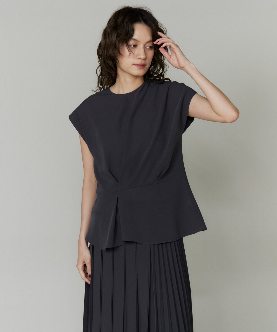 la veille by SUPERIOR CLOSET「《大きいサイズ》アシンメトリーフレンチスリーブブラウス」|シャツ・ブラウス|