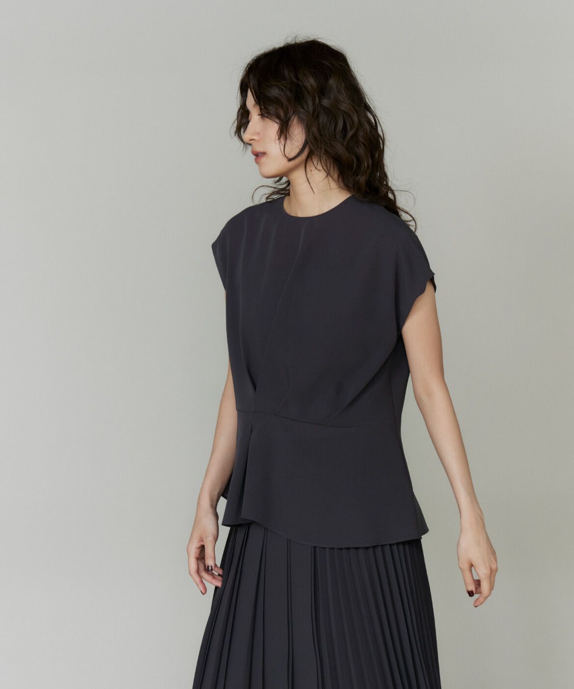 la veille by SUPERIOR CLOSET「《大きいサイズ》アシンメトリーフレンチスリーブブラウス」|シャツ・ブラウス|