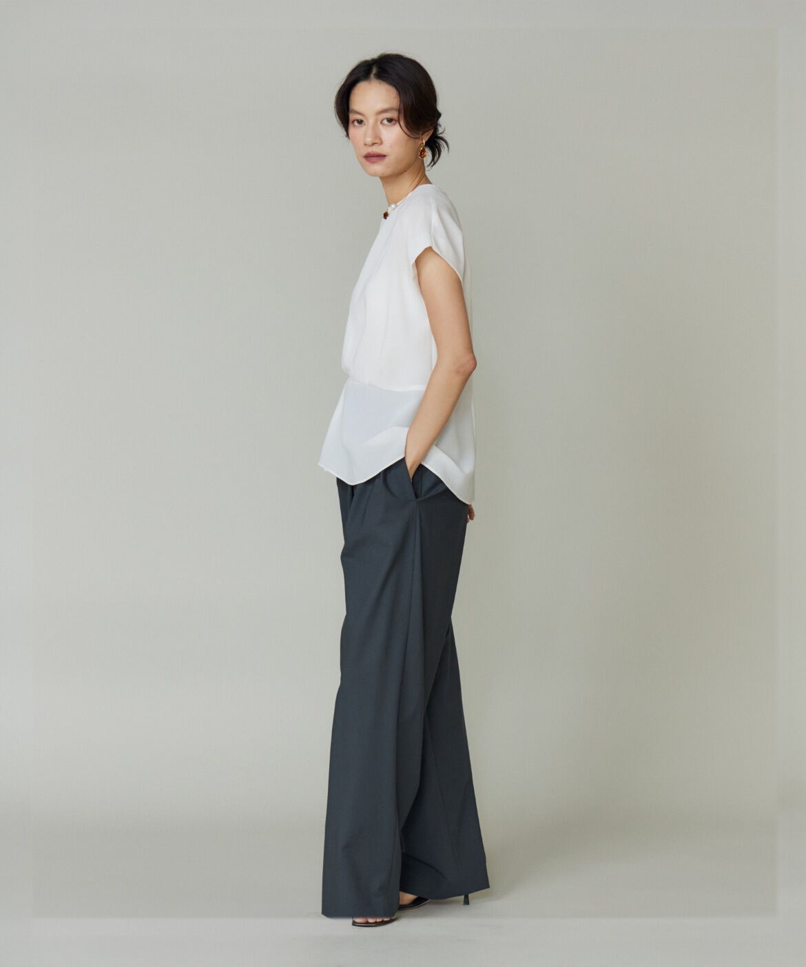 la veille by SUPERIOR CLOSET「《大きいサイズ》アシンメトリーフレンチスリーブブラウス」|シャツ・ブラウス|