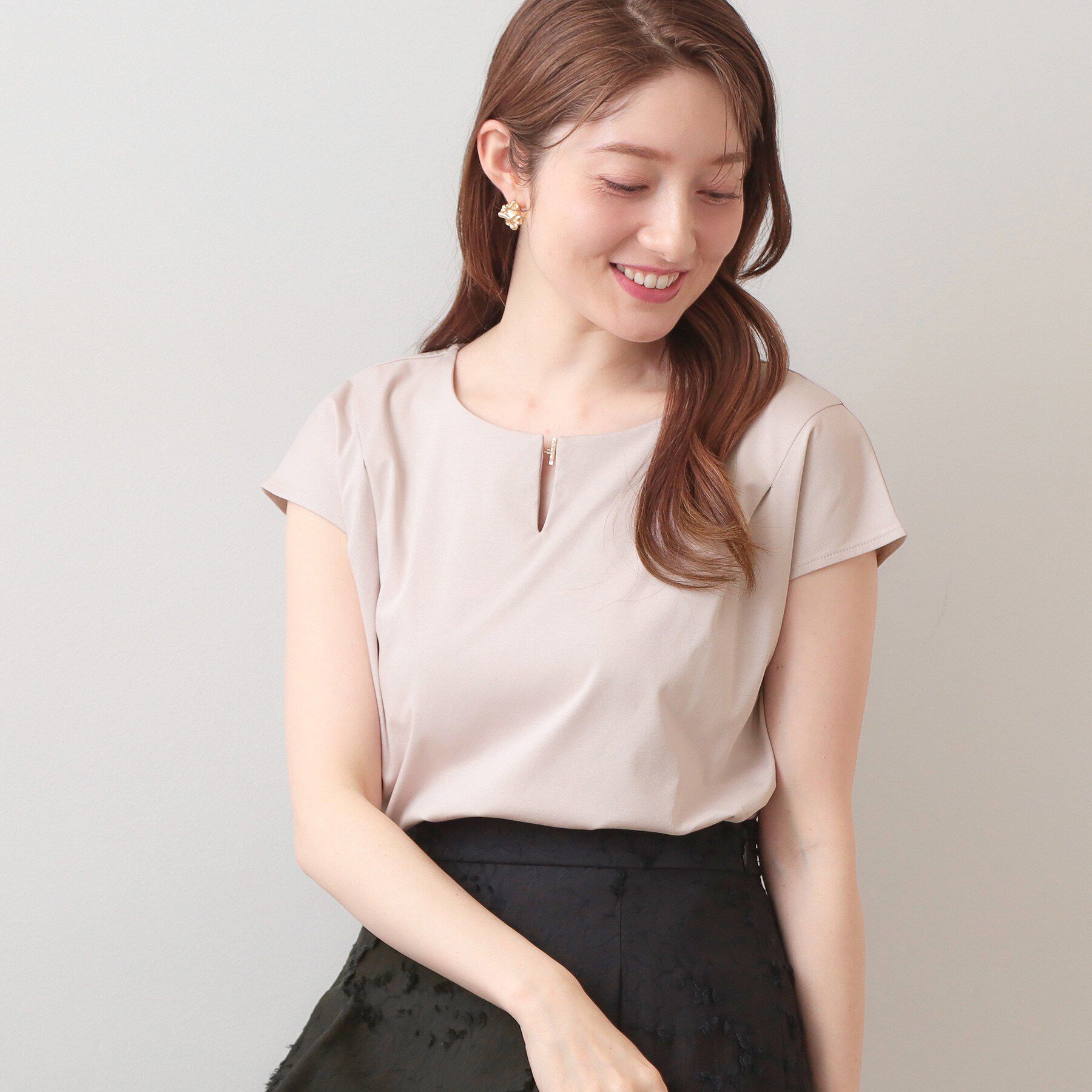 index「【接触冷感】ビジューキーネックフレンチトップス《UVケア／洗濯機OK／XS～3L／8col》」|Tシャツ・カットソー|グレージュ(050)