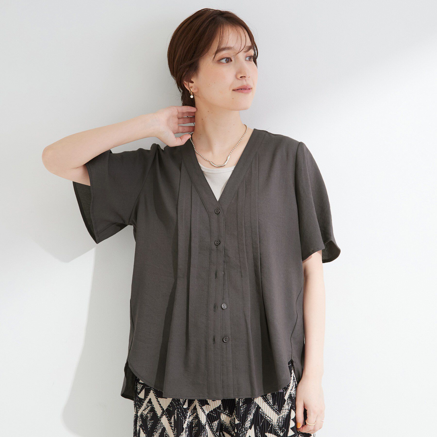 SHOO･LA･RUE「【セットアップ可/洗濯機可】サラっと着られる 麻調Ⅴネックタックブラウス」|シャツ・ブラウス|