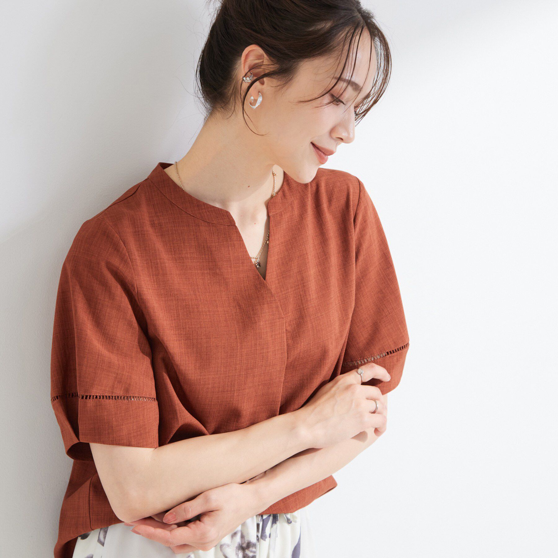 SHOO･LA･RUE「【洗濯後しわになりにくい／インせずきまる】麻調ハシゴレーススキッパーブラウス」|シャツ・ブラウス|オレンジ(067)