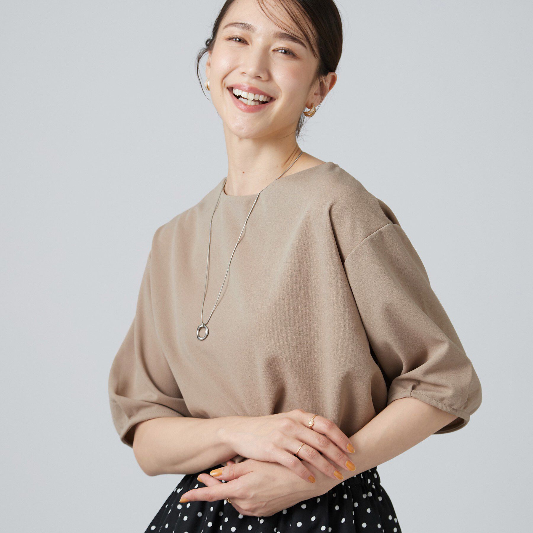 SHOO･LA･RUE「【2点セット／洗濯機可／S-LL】インせず着られる ネックレス付き5分袖Ｔシャツ」|Tシャツ・カットソー|モカブラウン(042