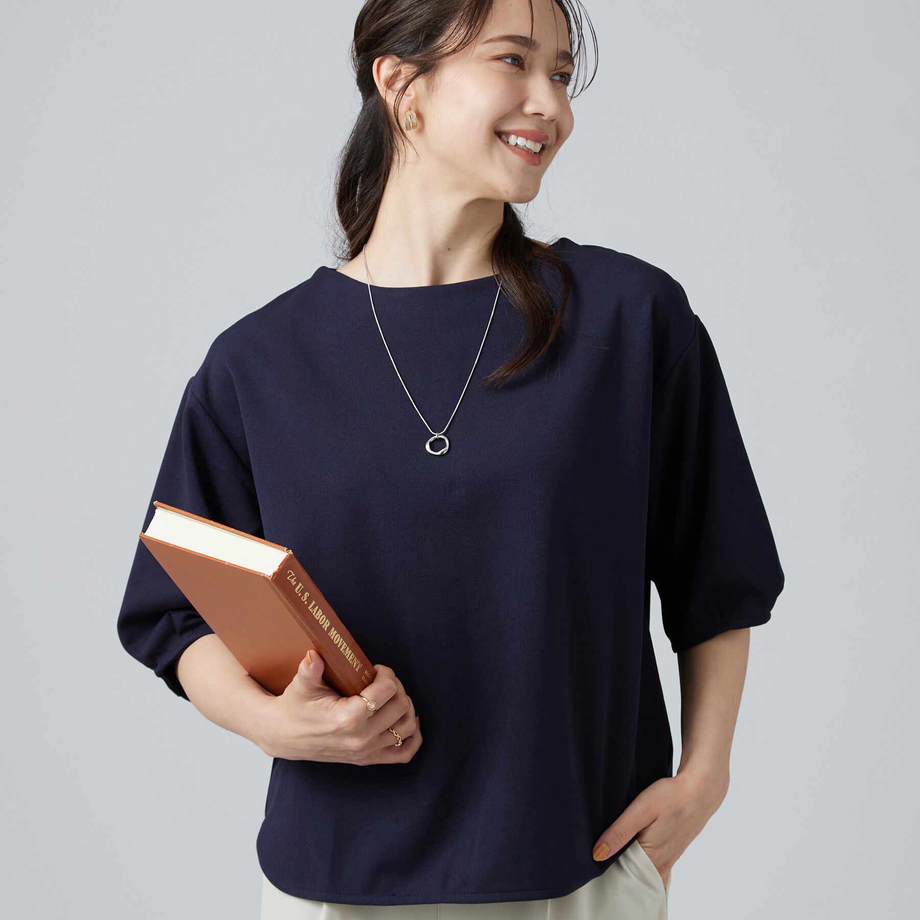 SHOO･LA･RUE「【2点セット／洗濯機可／S-LL】インせず着られる ネックレス付き5分袖Ｔシャツ」|Tシャツ・カットソー|ネイビー(094)
