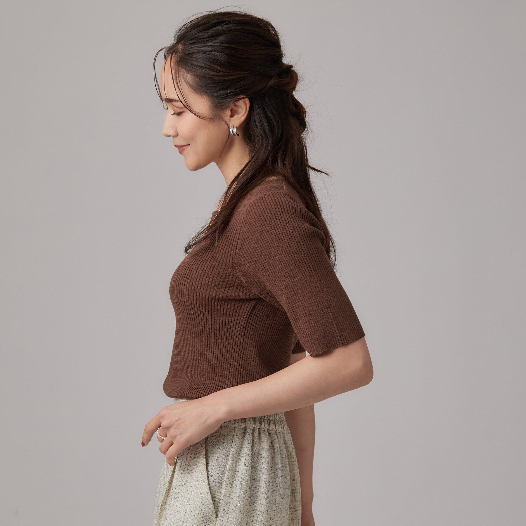 SHOO･LA･RUE「【毛玉になりにくい/洗濯機可/S-LL】お顔まわりをシャープに。5分袖スクエアトップス」|ニット・セーター|