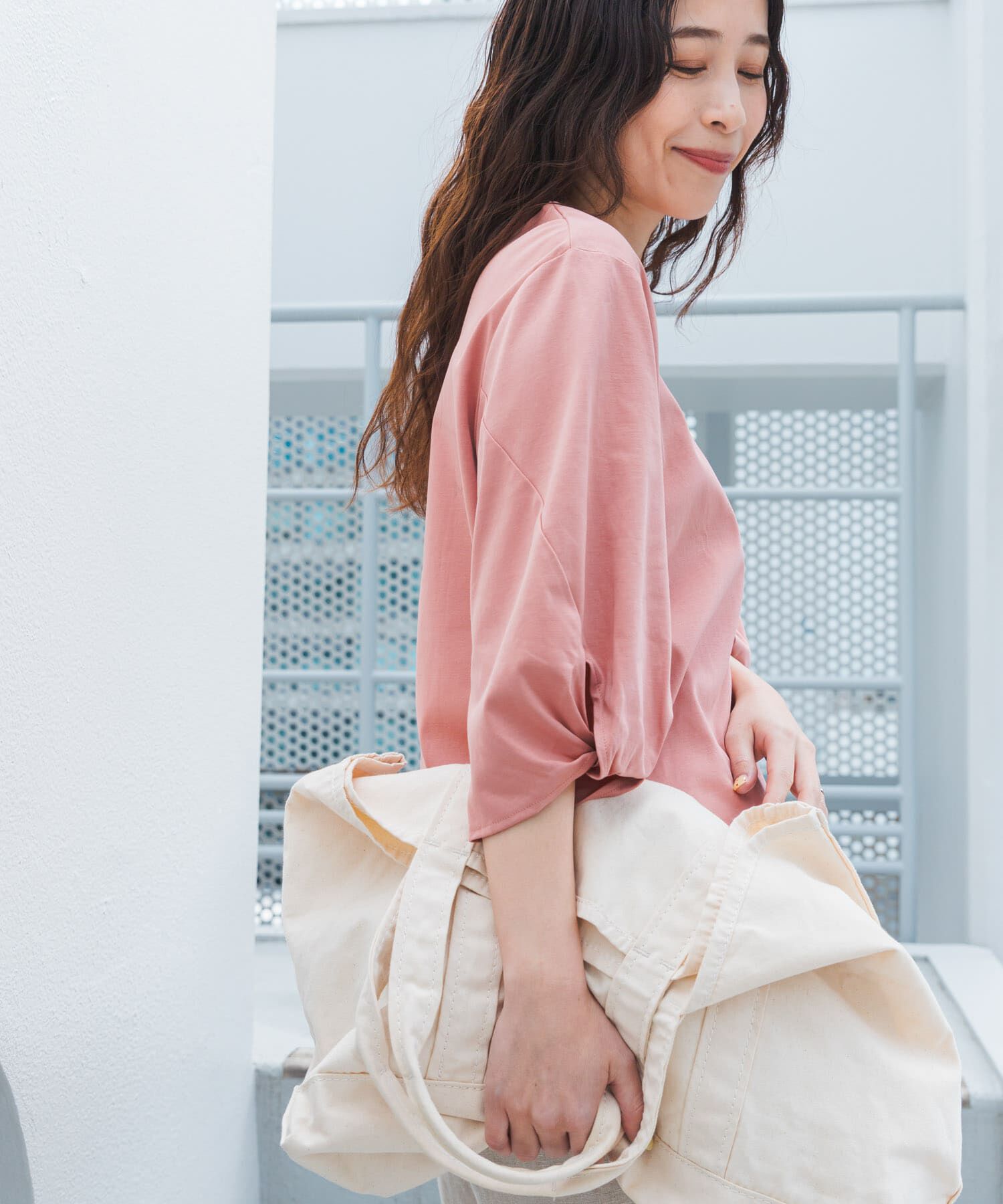 URBAN RESEARCH DOORS「『仁村紗和さん着用』『UR TECH』サマシェアツイストスリーブプルオーバー」|Tシャツ・カットソー|